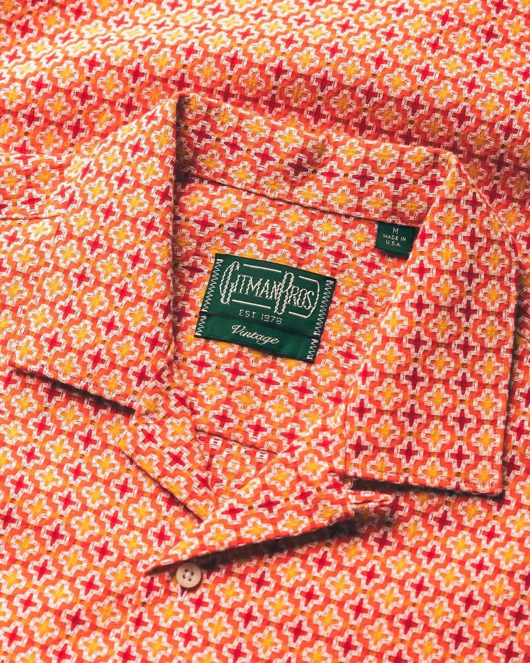 ギットマンブラザーズのインスタグラム：「Warp Weft Wednesday is back with a focus on our Summer-Ready Jacquard fabric family. Easily one of the most show-stopping groups of the season, the Summer-Ready Jacquards weigh in at 5oz/yd and were woven in Portugal from 100% cotton. . Jacquard this, jacquard that… We tend to throw the term around quite a bit, but not for no good reason: jacquard fabrics exemplify the pinnacle of fabric weaving. They boast incredibly detailed textures and intricate geometric patterns, ultimately creating a nuanced appearance that only reveals its complexity the closer you get. Because of this, jacquards are oftentimes appreciated most by the wearer. . Our Summer-Ready Jacquards are no different. From afar they appear like tonal plaids, or perhaps even like geometric prints, each rooted in their respective red, blue, and green colorways. But closer inspection reveals so much more. Our green colorway, for example, is primarily made up of blues, yellows, and whites. Green threads are used, but only scarcely. The red and blue colorways follow suit, but with their own set of subtle hues. . We’ve rendered each fabric in our short sleeve camp shirt model, the most stripped down shirt we make. Without a pocket or placket for distraction, the fabric takes the center stage, and for good reason. But for those who prefer other shirt styles, we’ve added all three colorways of the Summer-Ready Jacquard to our MTO program #MadeInUSA」