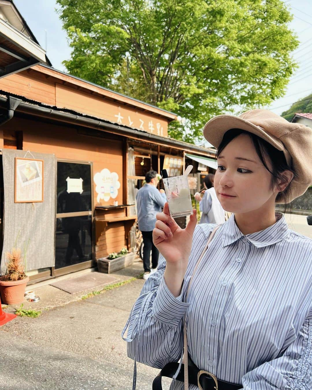 茜さやさんのインスタグラム写真 - (茜さやInstagram)「水上温泉の食べ歩きスポットといったらここ！♨️  大とろ牛乳🐄♡ 普段あんまり甘いものやスイーツを求めては行かないんだけど（しょっぱいもののほうが好き）  ここは甘すぎなくて👏 食べたことのないようなヨーグルトみたいな？ アイスみたいな？ 食感と味でとっても好きなお店💓  🍓がゴロゴロ入ってるのが1番好き！ 他にもチョコとか色々種類はあるよ！  温泉の帰りに買ってくるまでが水上温泉の流れ🙆‍♀️✨  #大とろ牛乳 #大とろ牛乳いちご #水上　#水上温泉 #水上グルメ　#スイーツ #スイーツ巡り #水上温泉郷 #いちごスイーツ #sweets #otoromilk #snidel　#gourmet #desert #minakamionsen #minakami」5月3日 23時09分 - saya.akane