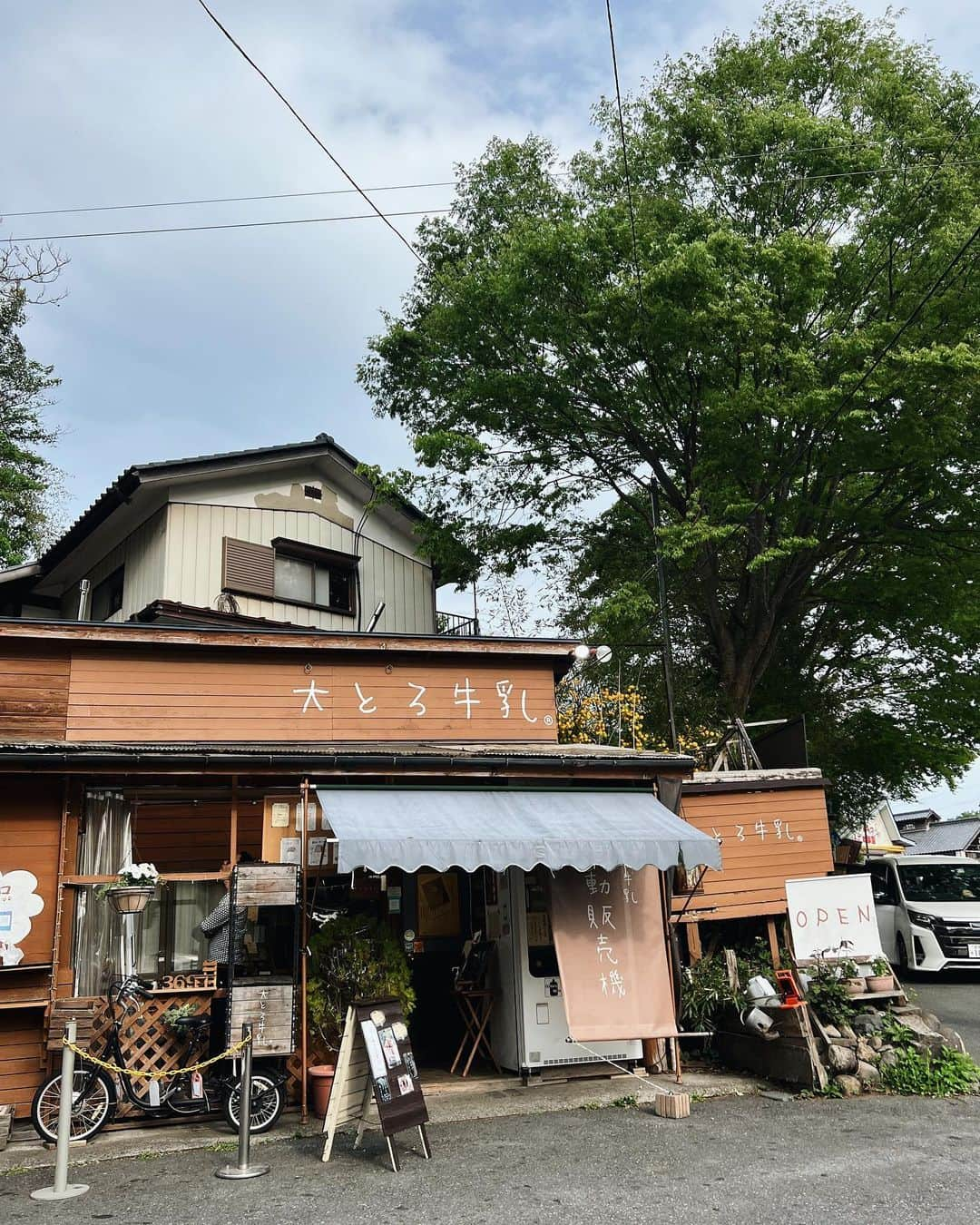 茜さやさんのインスタグラム写真 - (茜さやInstagram)「水上温泉の食べ歩きスポットといったらここ！♨️  大とろ牛乳🐄♡ 普段あんまり甘いものやスイーツを求めては行かないんだけど（しょっぱいもののほうが好き）  ここは甘すぎなくて👏 食べたことのないようなヨーグルトみたいな？ アイスみたいな？ 食感と味でとっても好きなお店💓  🍓がゴロゴロ入ってるのが1番好き！ 他にもチョコとか色々種類はあるよ！  温泉の帰りに買ってくるまでが水上温泉の流れ🙆‍♀️✨  #大とろ牛乳 #大とろ牛乳いちご #水上　#水上温泉 #水上グルメ　#スイーツ #スイーツ巡り #水上温泉郷 #いちごスイーツ #sweets #otoromilk #snidel　#gourmet #desert #minakamionsen #minakami」5月3日 23時09分 - saya.akane