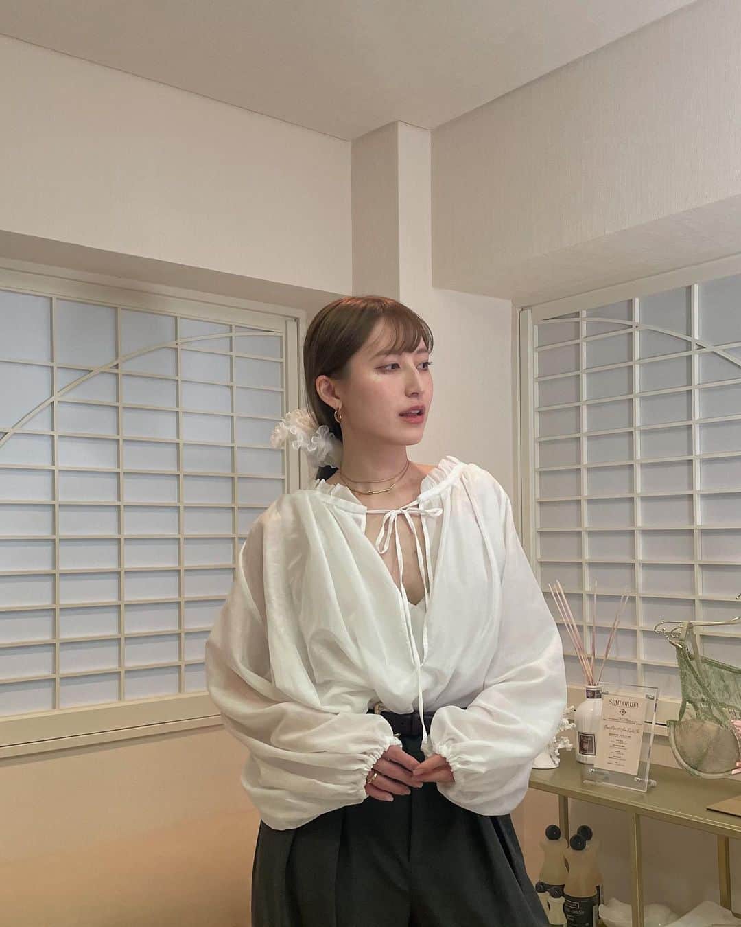 Tomomi Teradaのインスタグラム：「Jelly Blouse🪼 いろんな着かたもスタイリングもできるクラゲブラウスちゃん！真夏はリボン限界まであけてオフショルで着たいな〰︎🎀」