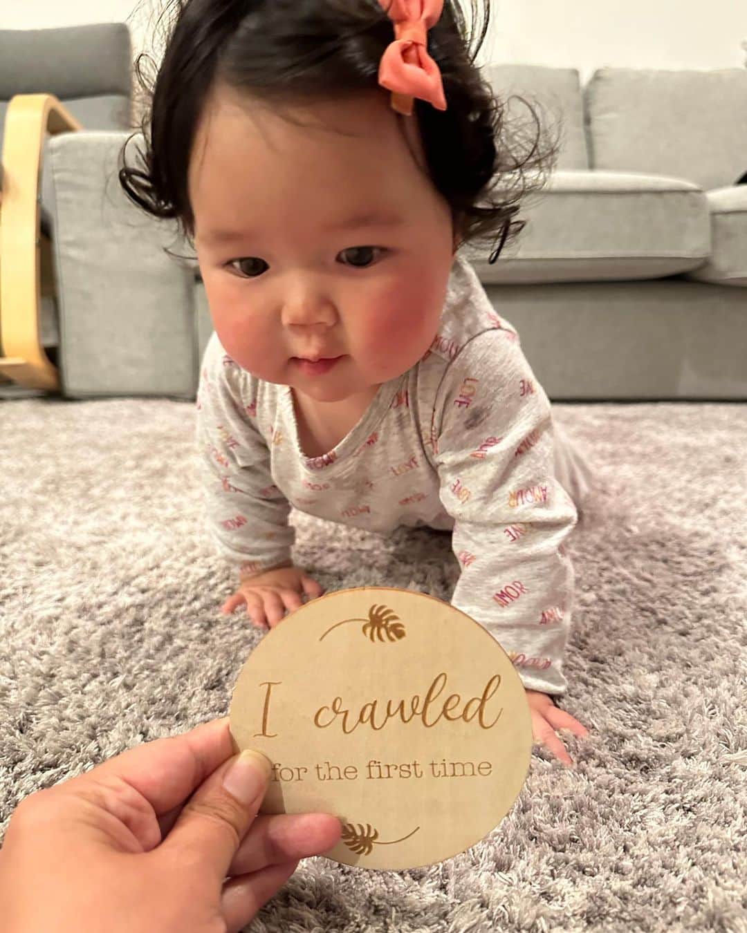 エリナ シルカのインスタグラム：「We have a crawler in the house!  兄妹も大興奮の3枚目😂😂　はいはいの第一歩踏み出しました🚼 #7monthsold #7ヶ月ベビー #ハイハイ」