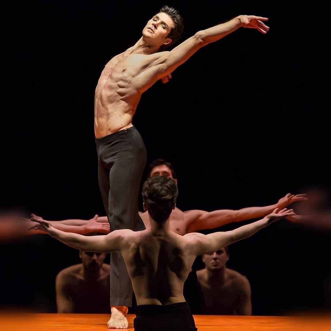 ロベルト・ボッレのインスタグラム：「Posted @withregram • @danzadance.it #ROBERTOBOLLE & Bejart Ballet Lausanne a MILANO dal 10 al 17 maggio 2023, Teatro degli Arcimboldi Uno spettacolo unico e prezioso:  un trittico dal Béjart Ballet Lausanne. I tre titoli sono:  “Alors on danse… !” (di Gil Roman)  e i due pezzi di Béjart  “7 danses grecques” e “Boléro” (iconico balletto realizzato su musica di Ravel) con protagonista Roberto Bolle accompagnato dalla compagine maschile.  RobertoBolle  @robertobolle  @bejartballet  @teatroarcimboldimilano @officialrobertobolle @ticketone.it   #Ballet  #Balletto #BOLERO  #Danza  #Spettacolo  #Teatro」