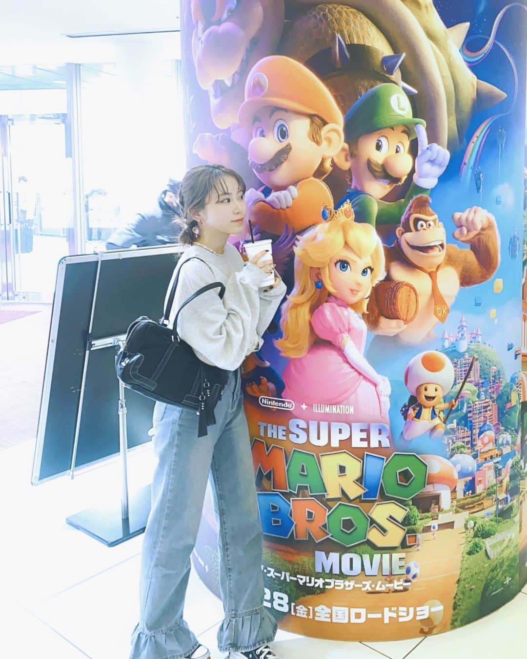 岡本結芽乃さんのインスタグラム写真 - (岡本結芽乃Instagram)「めっちゃ可愛いパンツ履いて マリオの映画観てきた🎞❤️  大人でも楽しめたしさすがニンテンドーとユニバーサルって感じで終始映像に感動してました  このパンツは @wc__official  でーす♪  昔よく買ってたから久々に履けて嬉しい🥹💕  #ダブルシー #フリルデザインデニムパンツ #ad」5月3日 23時10分 - okamotoyumenon