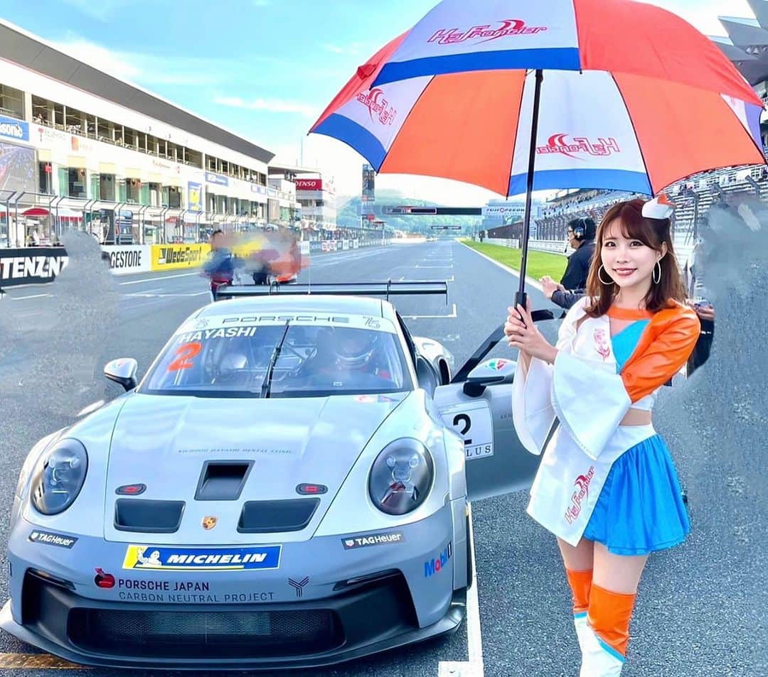 はにゅんさんのインスタグラム写真 - (はにゅんInstagram)「🩶🩵 前戦に続き、SUPER GTに加えてPorsche Carrera Cup Japanでも 車両立ちさせていただいてます🏁  SUPER GT、明日の決勝は48号車 26番手スタート グリット担当頑張ります！  応援よろしくお願いします！🫡  #SUPERGT #PCCJ #porschejapan #porshecarrera #スーパーGT #GT300 #植毛ケーズフロンティアGTR #富士スピードウェイ  #フロンティアキューティーズ #レースクイーン #NISSAN #porsche」5月3日 23時14分 - hanyu_nanoka_