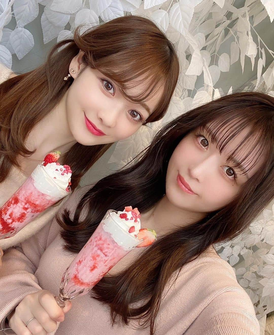 ぴちゅさんのインスタグラム写真 - (ぴちゅInstagram)「シーズンカフェ☕️🍩画像ダブルタップ♥️コメント✍🏻保存の3点、大変嬉しいです！ .  絵文字のみのコメントも是非です。返信させて下さい！  皆さまどんなカフェがお好きですか❓❓❓ コメントఽ✍🏻で教えて下さい！  . .  少し前の写真です！ シーズンで雰囲気が変わるカフェに りさちゃんと行った時です☺️  今は紫陽花で水色パープルベースですが（好みすぎる😭） この頃は白とピンクでいちごな感じでした♡🍓  色んなシーズンお邪魔させていただいておりますが （店長さん、スタッフの皆さんありがとうございます！） いつも内装素敵ですし 食事も全て変わるので 何度も行きたくなります。。 過去投稿に色んなシーズンがあります！  この日はりさちゃんの結婚式お疲れさま会！  大好きなのになかなか会えず久しぶりで嬉しかったなぁ😚 いつも癒しをありがとう、今月も会えたらいいなあ🙈💗  皆さまはどんなカフェがお好きですか❓ コメントで教えてください！  . .  本日もこんな私の奇跡の一枚、別人のモリモリ画像と テキストを見て下さり誠にありがとうございました…！  いつも沢山のいいね＆コメント＆保存 大変感謝しております…。  . .  ********************自己紹介******************** ・名前：実物どぶねずみ　ぴちゅ  ・仕事 ①地上波やABEMA等の番組キャスティング （"オオカミには騙されない"含む恋組、バラエティ、  ドラマ、特番等）、 主題歌、SNS企画のキャスティング ②動画系SNS責任者（TikTok等）、SNS企画考案 ③外部企業顧問 ④外部企業SNSマーケコンサル（数社） （③④は社内許可いただいております）  ・会社：AbemaTV、CyberAgent社員  ・600万再生／計150Ｋフォロワー →tiktokのidもpichu921です、フォローぜひです。 ・ネット上胡散臭いです ・無所属（ご依頼、お仕事相談など何でもDMぜひです。）  ※仕事内容、経歴、表彰系は @pichu921 のプロフ＆  その真下のリンクをタップ→上部の「もっと見る」  をタップして見ていただけると嬉しいです。 ************************************************  . .  ※早いコメントは勝手に順位コメントを返信させていただいております。 ※通知はプロフ右上のベルマーク🔔内全てチェックで届きます。 ※いいねして下さった方の投稿を たまにいいねさせていただいております…🙇‍♀️㊙️ Please double tap the image&comments! 좋군,댓글,기다릴게요! 너무 기뻐요!"不错"还有"评语"我会等你的! thankyou hautecouturecafe_official」5月3日 23時14分 - pichu921