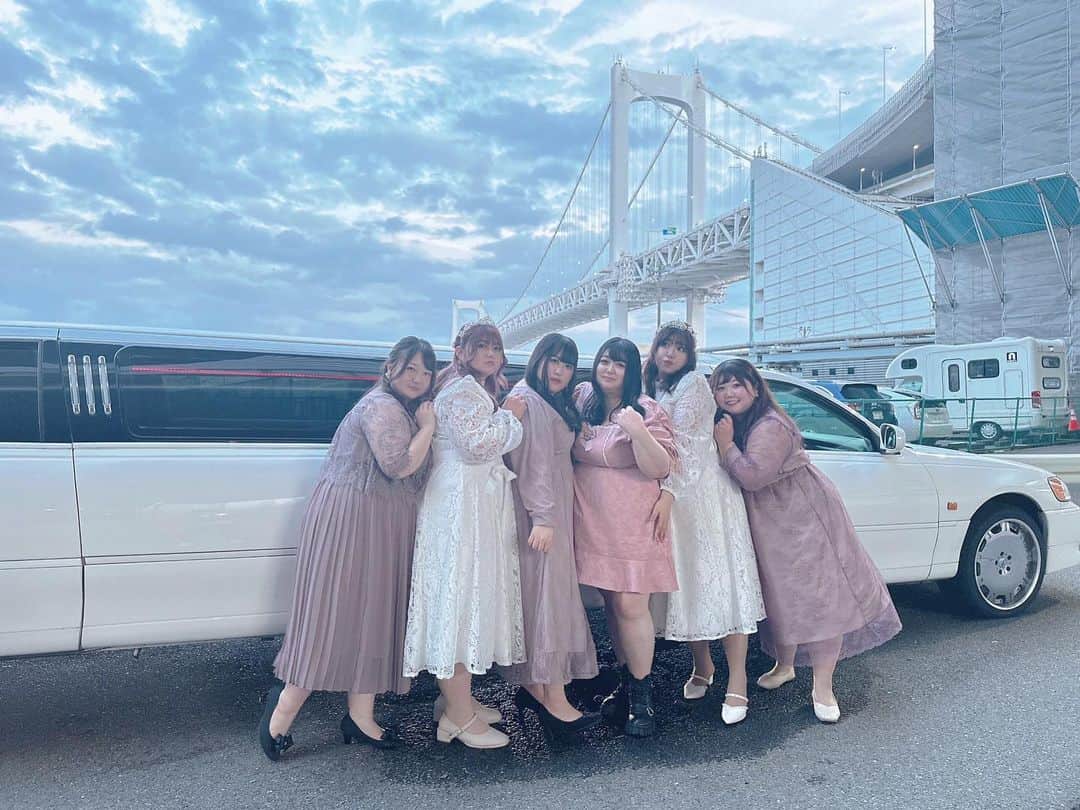 えみっくすのインスタグラム：「楽しかった楽しかったリムジン女子会の写真これで終わり😺また集まろうねえ💖💖  #ぽっちゃりコーデ #ぽっちゃり女子 #ぽっちゃり #ぽっちゃりファッション #ぽっちゃりさんと繋がりたい #ぽっちゃり大人女子 #ぽっちゃりモデル #ぽっちゃり女子と繋がりたい #プラスサイズ #プラスサイズコーデ #プラスサイズファッション #プラスサイズモデル #plussize #plussizefashion #plussizemodel #plussizebeauty #chubby #chubbygirl #curvy #curvygirl #curvyfashion #curvystyle #棉花糖女孩 #厚片女孩 #ミスiD2022 #リムジン #リムジンパーティー #リムジン女子会 #リムジンレンタル #limousine」