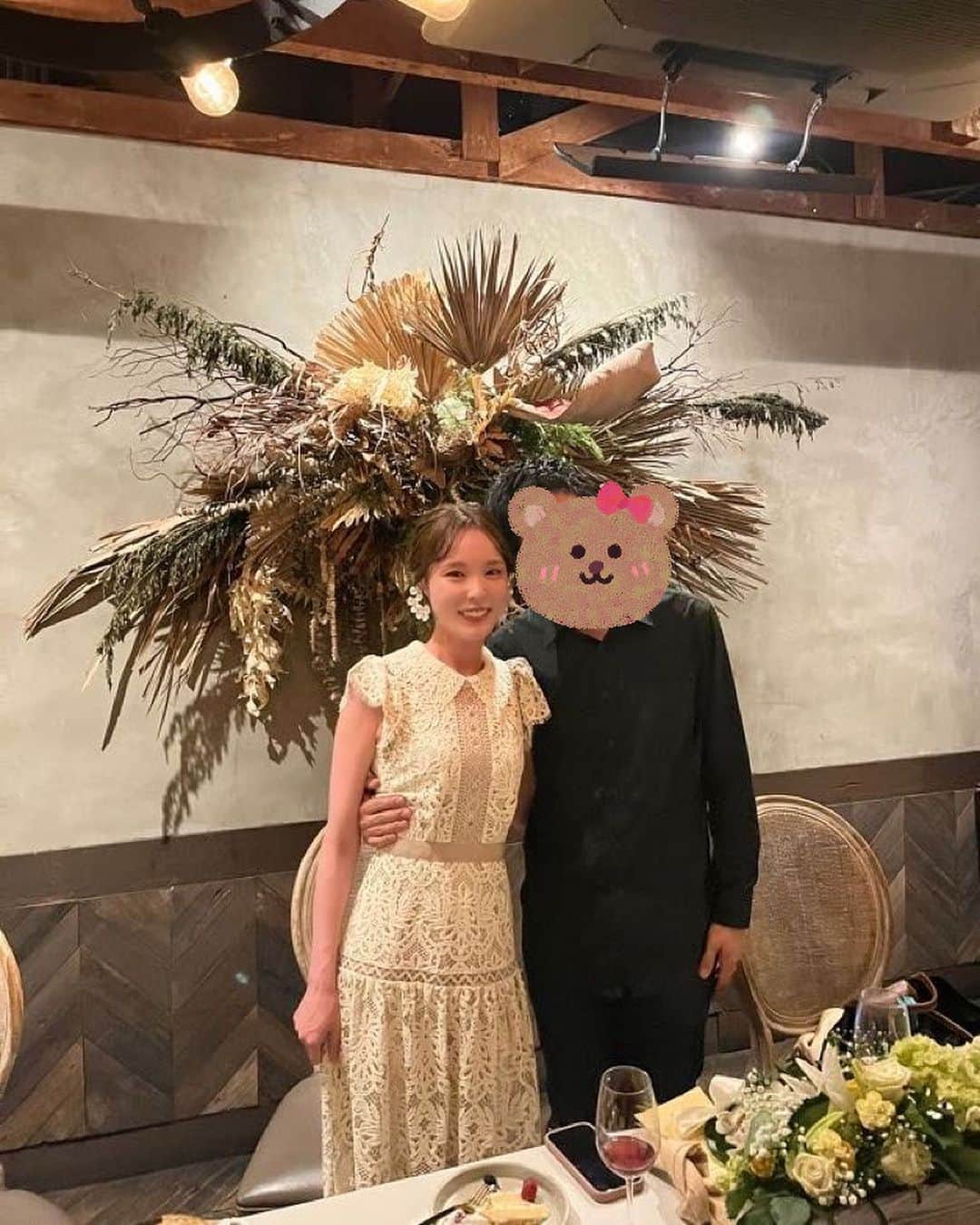 磯田 ひかる(Hikaru Isoda) さんのインスタグラム写真 - (磯田 ひかる(Hikaru Isoda) Instagram)「こんばんは🤍 前ストーリーに載せたらたくさん質問が来ていたワンピース🎀 結婚式後のパーティーで着ていた　@snidel_official です🥰  カハラホテルのロビーにあるシャンデリアが素敵で大好きな場所♡  パーティーは友人だけでこじんまりとやりました💐 絶対食事が美味しいところが良いという夫の提案で、 普段ウエディングパーティーはやってない会場で特別にご用意してくださいました🥲💕  ホテルもレストランもまたハワイに訪れた際には絶対行きたい場所になりました❤︎  ------------------------------ picaru：162cm / 骨格ウェーブ 1st ブライトスプリング 2nd ブライトサマー  大人可愛いスタイルアップコーデ ヘアメイクを合わせた トータルスタイリングを提案🤍  不定期にストーリーで ファッションお悩み相談募集中🥰 ------------------------------  他の投稿を見る→【@picaruuu】  #ハワイ #カハラホテル #thekahalahotelandresort #ハワイ結婚式 #ハワイウエディング #snidel #スナイデル #大人かわいいコーデ #今日のコーデ #おしゃれさんと繋がりたい #お洒落さんと繋がりたい」5月3日 23時30分 - picaruuu