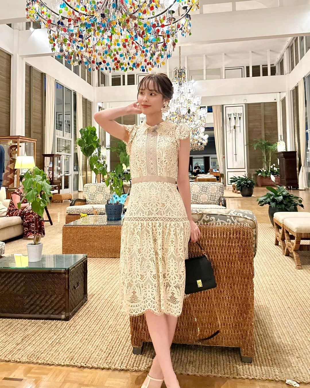 磯田 ひかる(Hikaru Isoda) のインスタグラム：「こんばんは🤍 前ストーリーに載せたらたくさん質問が来ていたワンピース🎀 結婚式後のパーティーで着ていた　@snidel_official です🥰  カハラホテルのロビーにあるシャンデリアが素敵で大好きな場所♡  パーティーは友人だけでこじんまりとやりました💐 絶対食事が美味しいところが良いという夫の提案で、 普段ウエディングパーティーはやってない会場で特別にご用意してくださいました🥲💕  ホテルもレストランもまたハワイに訪れた際には絶対行きたい場所になりました❤︎  ------------------------------ picaru：162cm / 骨格ウェーブ 1st ブライトスプリング 2nd ブライトサマー  大人可愛いスタイルアップコーデ ヘアメイクを合わせた トータルスタイリングを提案🤍  不定期にストーリーで ファッションお悩み相談募集中🥰 ------------------------------  他の投稿を見る→【@picaruuu】  #ハワイ #カハラホテル #thekahalahotelandresort #ハワイ結婚式 #ハワイウエディング #snidel #スナイデル #大人かわいいコーデ #今日のコーデ #おしゃれさんと繋がりたい #お洒落さんと繋がりたい」