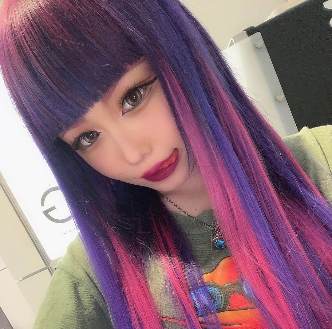 MANAのインスタグラム：「． 髪色ほんとに優勝すぎる💜🩷 ･ ･ ･  #派手髪女子  #purple  #pink   #instagram  #instamood」