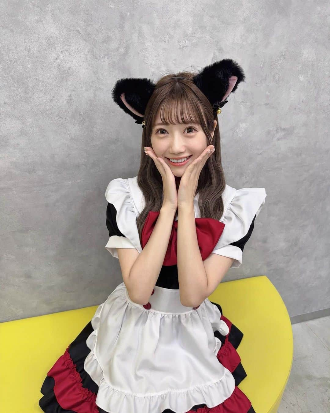 坂本夏海のインスタグラム：「ワンっ🐈‍⬛🐾 ⁡ ⁡ プリクラコーナーのコスプレ貸出で メイドさんお借りして ちゃっかり猫耳も付けちゃいました😽🖤 ⁡（ノリノリ） ⁡ #メイド服 #メイド #萌え  #コスプレ #猫耳 #猫耳メイド」