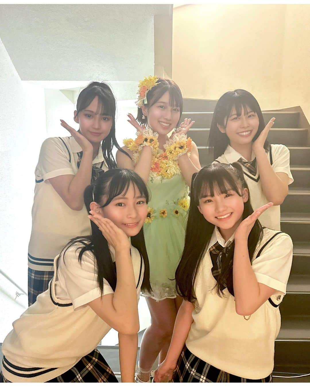 安部若菜さんのインスタグラム写真 - (安部若菜Instagram)「NMB48LIVE2023 3公演、ありがとうございました！  リクエストアワーは、皆さんからの投票での50位〜1位の楽曲🥇 どの曲も全部楽しかったです！  ソロで『ショートカットの夏』をまた歌わせて頂けたのも嬉しかった！🌻  5枚目はバックダンサーで一緒に踊ってくれた9期研究生ちゃん達！  左上は、池田典愛ちゃん 右上は、渋谷紗雪ちゃん 左下は、衣笠彩実ちやん 右下は、宮本杏海ちゃん  かわい子ちゃんと一緒に歌えて幸せ倍増でした！  本当にありがとうございました！ #NMB48#アイドル#ライブ#ショート#ショートヘア#ショートカット」5月3日 23時26分 - _wakapon_