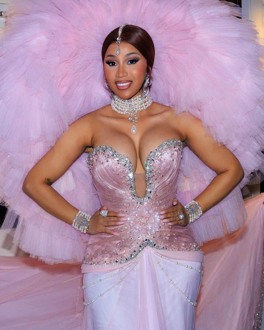 STYLE DU MONDEのインスタグラム：「So much fun to photograph the #MetGala guests for @voguemagazine! Thank you @david_r.l._ @landon__phillips @ejtay @sammysuss @ataliegimmel and of course everybody at Vogue #metgala2023 #cardib #irinashayk #gigihadid #annehathaway」