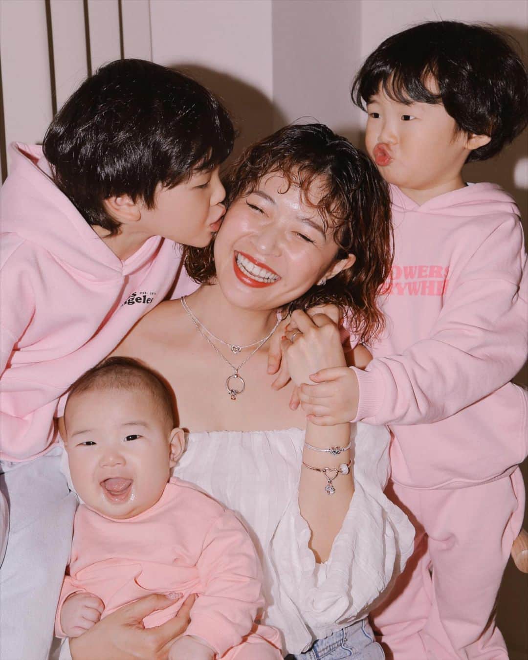 PANDORAさんのインスタグラム写真 - (PANDORAInstagram)「Pucker up! Sweet Mother's Day moments with @dearruigallery and her lovely family.  #MomentsWithPandora #Pandora #PandoraJewellery」5月3日 23時27分 - theofficialpandora