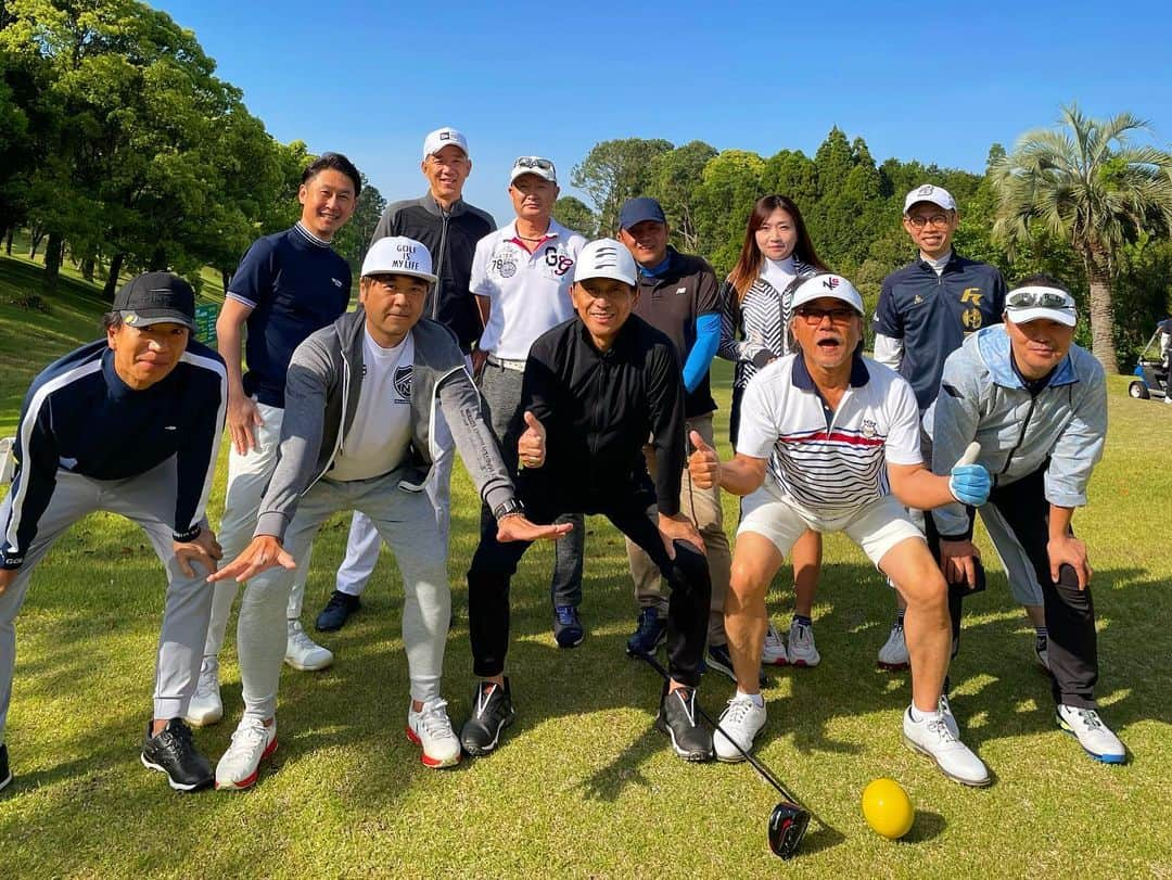 下山英哉のインスタグラム：「初夏のような陽気☀️  猛者たちとゴルフコンペ⛳️  最高に楽しいメンバーで… よく打ち よく食べ よく歌い よく飲みました😊  #golf #golfstagram  #ゴルフ #コンペ #思いがけず  #ゴルフのある生活  #南九州カントリークラブ  #天文館 #天文館の猛者 #YEBISU #ヱビス  #ヱビスビール  #季節限定 #サマーエール #提供 #スーパードライ #泡 #サウナ #フレンズ #friends  #kagoshima」