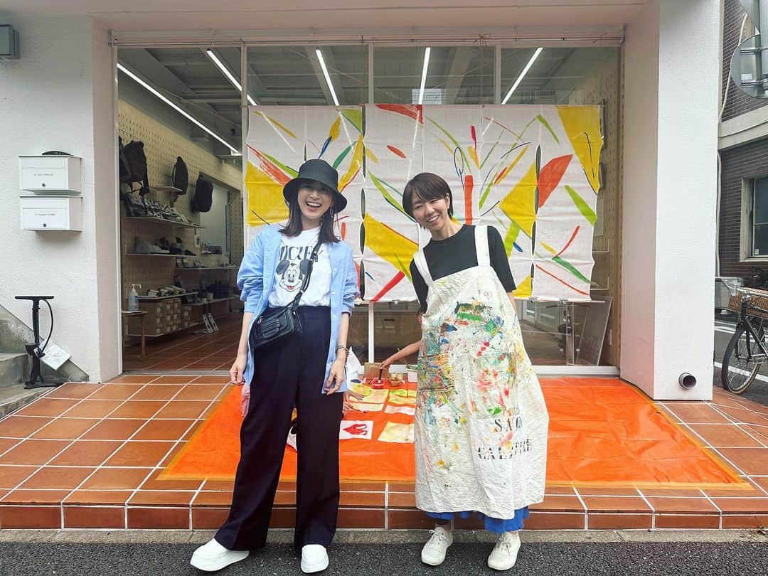 伊藤舞のインスタグラム：「🎨 @sakitanaka0119 の個展へ。 . もう20年近く？前の 学生時代のアルバイト仲間だったさき。 初の福岡での個展開催ということで 会いに行ってきました〜♡ . のれんを公開制作している様子を見せてもらったんですが… 色と線が織りなす表情豊かな世界観にうっとり！ . 明日まで公開制作するという事なので どんなのれんが完成するのか楽しみです。 . 何より、昔の仲間と こうやって再会できるのって本当に嬉しい♡ 幸せなひとときでした〜♡♡  #sakitanaka  #tokyobike」