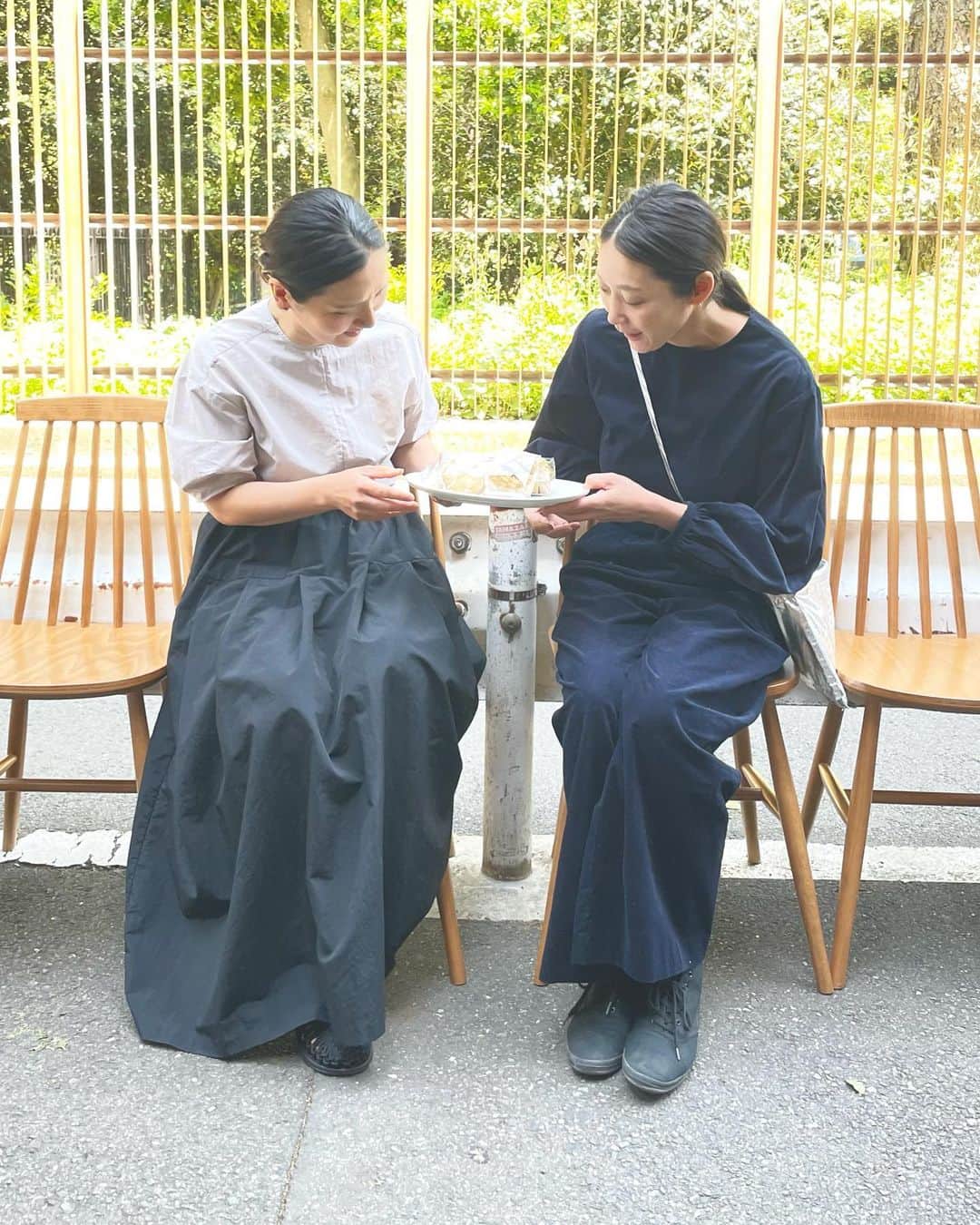 渡辺有子のインスタグラム：「数年ぶりの再会、うれしかったなぁ。佳子ちゃんのつくるお菓子が好き。彼女にしかつくれない美しくてやさしいお菓子。 foodremedies これからもたのしみにしています。」