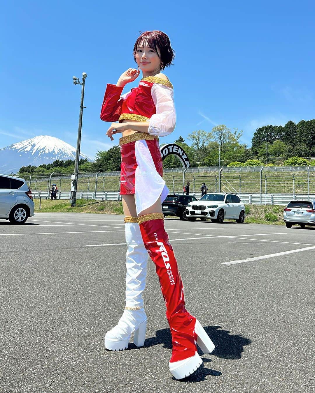 安西茉莉のインスタグラム：「🗻 ⁡ GT予選日でした❣️ ⁡ 22号車は25番手からスタートです！ ⁡ 明日は前回より走行距離が長い450kmのレース🥺 ドライバーは和田選手、城内選手、 加納選手の3名体制で挑みます❤️‍🔥 ⁡ ⁡ 長距離レースは波乱の予感だけど その分チャンスも多いかなと思うので！！ ⁡ ぜひわたしと一緒に 22号車に熱い応援をよろしくお願いします🫶 ⁡ ⁡ ⁡ ゴールデンウィークということもあって お客さんたくさんでめちゃテンション上がった〜！ ⁡ 写真撮って送ってくれたり、 声掛けてくれたり、差し入れくれたり、 ステージで名前呼んでくれたり、 みんなからたくさんの愛を感じました😘 ⁡ほんとうにありがとう💕💕  ⁡ 暑いから体調に気をつけつつ、 明日も全力で楽しみましょう〜！！！ ⁡ ⁡ #SUPERGT #富士スピードウェイ  #GT300 #RQsMotorSports #RQsRacingGirls  ⁡ ✼••┈┈┈┈••✼••┈┈┈┈••✼ ⁡ 見つけてくれてありがとう💓 ⁡ 江戸っ子レースクイーンまりきゅんです✌️ ⁡ まりきゅんに会える日は ハイライトにまとめてあるので チェックしてほしいなぁ🥰 ⁡ フォロー・いいね・コメント・保存で 応援してくれたらよろこびます🫶 ⁡ ✼••┈┈┈┈••✼••┈┈┈┈••✼ ⁡ #レースクイーン #管理栄養士 #ショートカット  #レースクイーン写真部 #富士山」