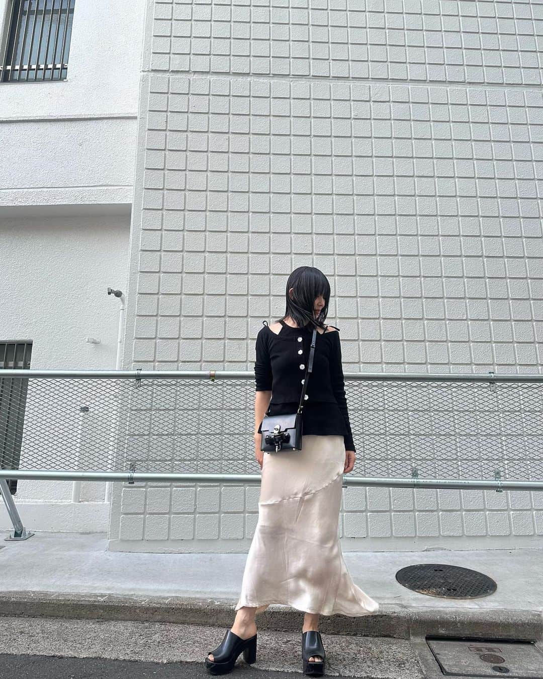 簑島三佳のインスタグラム：「今日はミッドタウンでランチから始まって ようこさんが5.11にオープンさせるジューススタンドの試飲をさせてもらいに麻布十番へ @panna0313  @any_juicery   めちゃくちゃ美味しいコールドプレスジュースだった🥤✨  子供達3人集合は何年振りかだったけど一瞬で仲良くなるよね♡  楽しい時間は一瞬だな〜  そしてアンサンブルは新作✨  @honeymihoney_official  #HONEYMIHONEY」