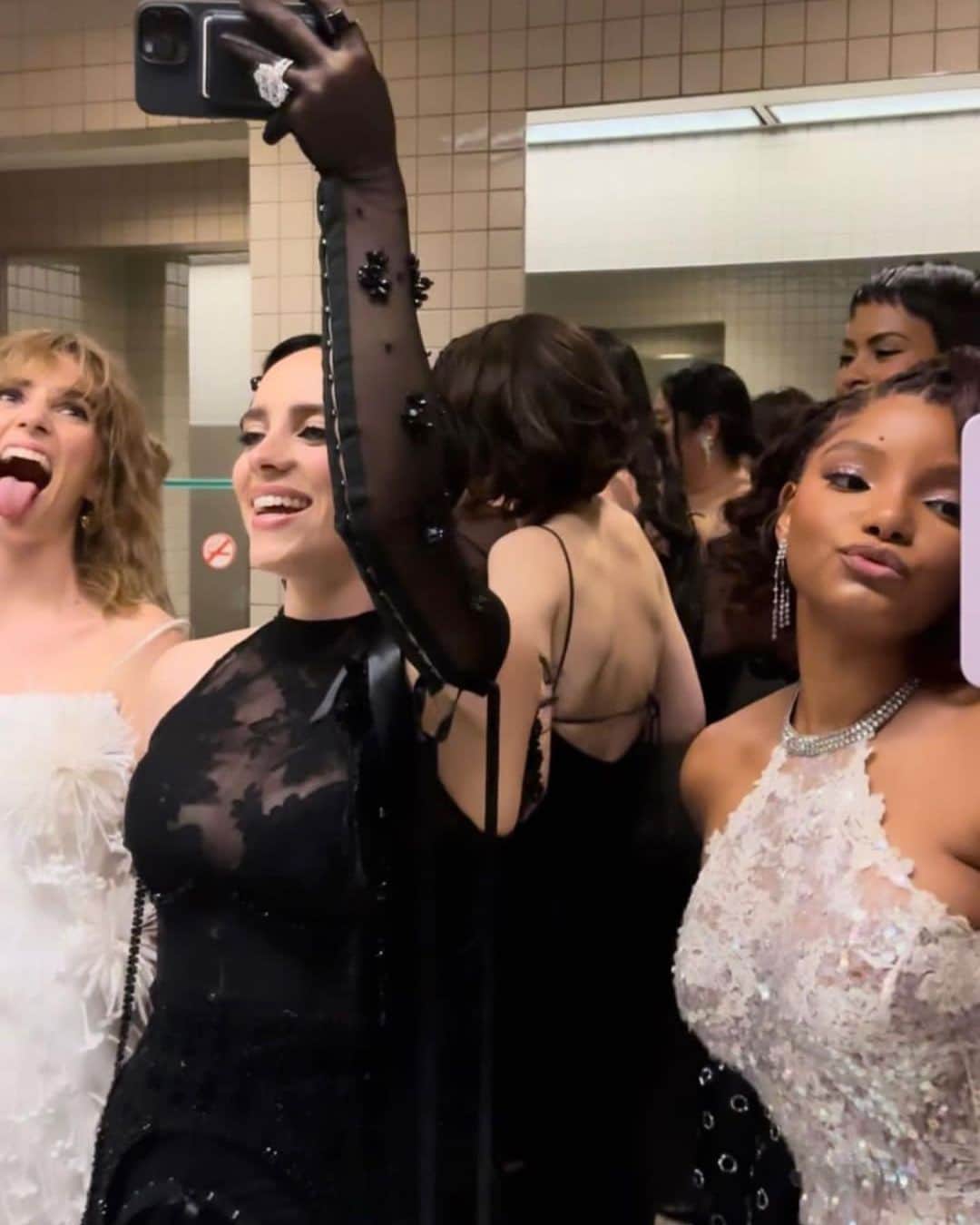 British Vogueさんのインスタグラム写真 - (British VogueInstagram)「There may be a no-phones policy inside the #MetGala, but that doesn’t mean the A-listers don’t sneak a few snaps. From #LilNasX posing with #KimKardashian to #TheLastOfUs co-stars #BellaRamsey and #PedroPascal reuniting, swipe through to see some of the best selfies taken at this year’s event, and click the link in bio for an exclusive look inside the Met.」5月4日 0時00分 - britishvogue