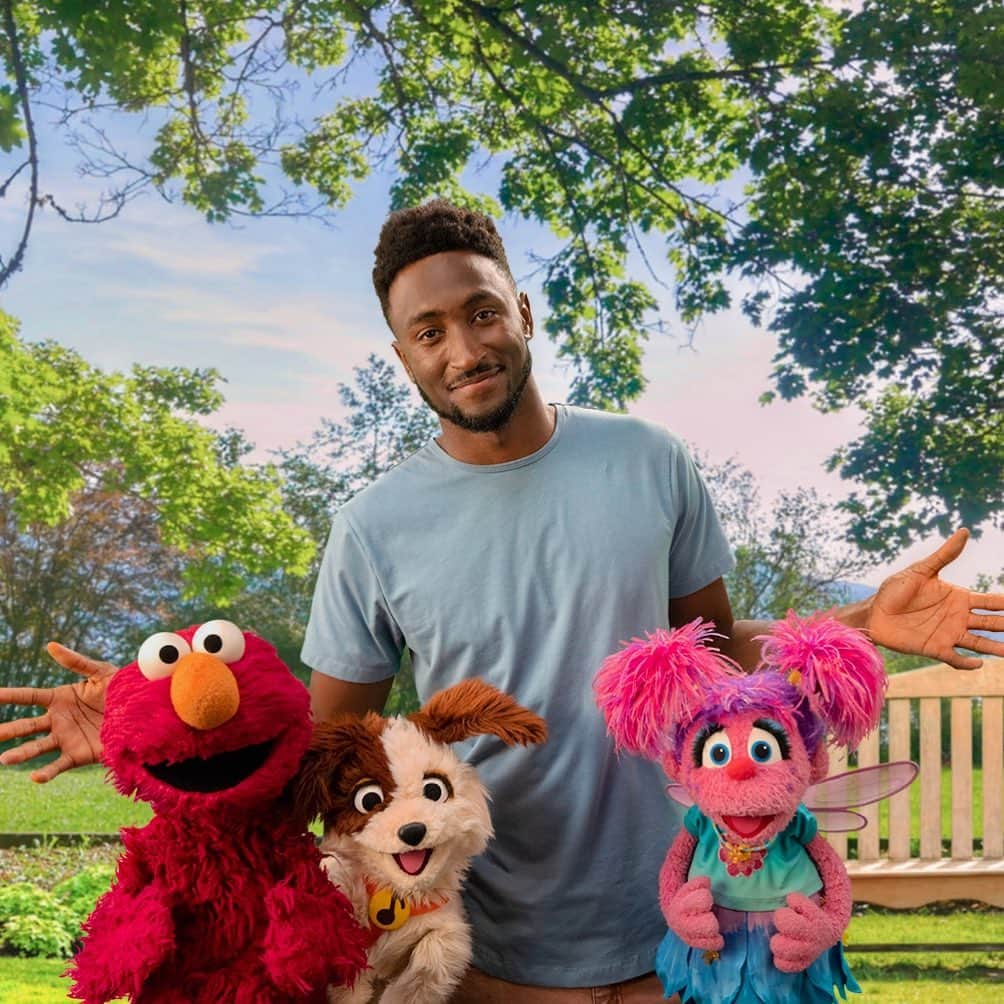のインスタグラム：「My collab with Elmo and the Sesame Street crew is now up! Check out the Sesame Street YouTube channel 🥹」