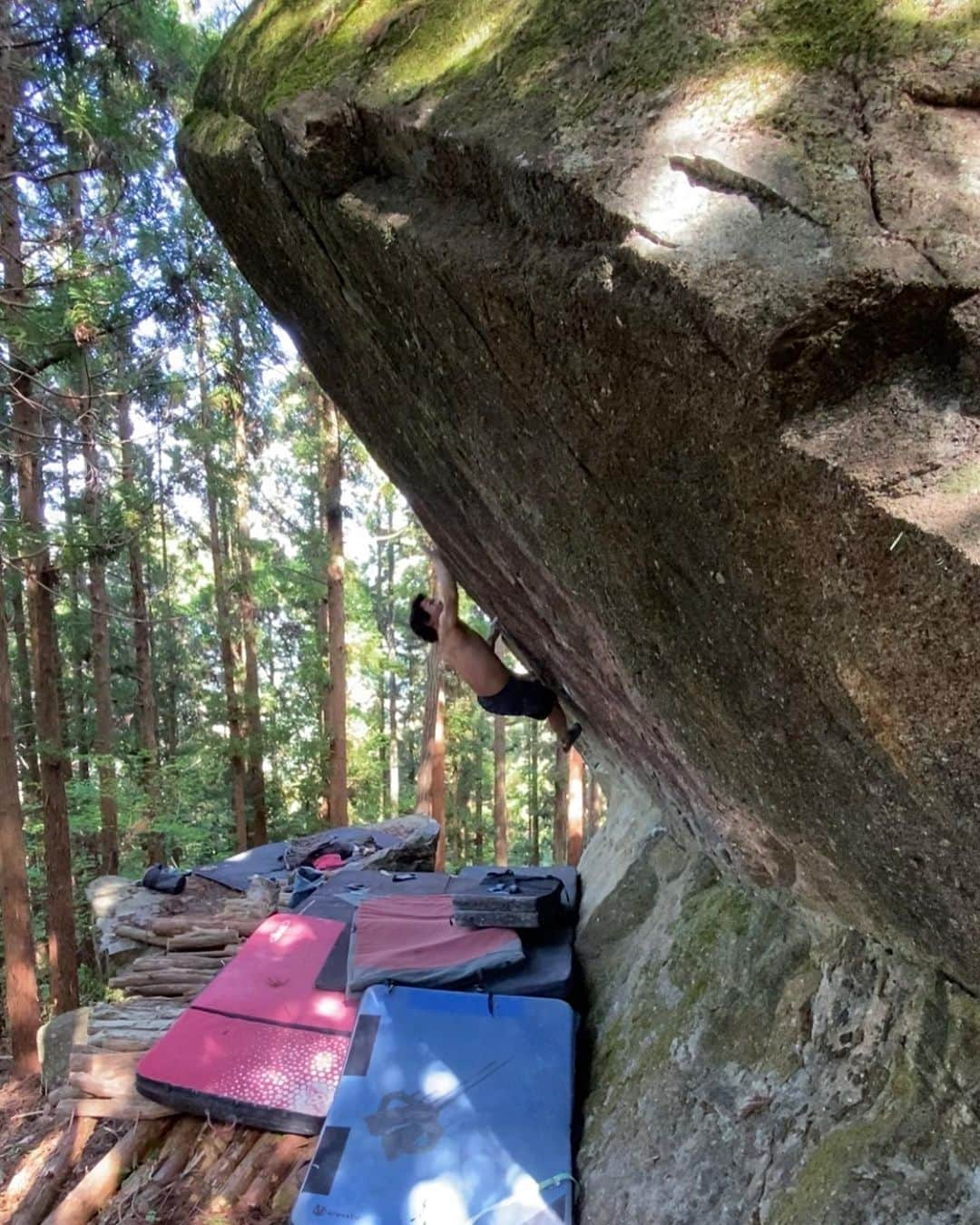 小山田大のインスタグラム：「It was too hot today. Highest point of the day. 笠置山の新しいプロジェクト。 昨日地獄の作業でランディングを作り、今日からトライ開始。 しかし、先日とは打って変わって高過ぎる気温に前半はダメダメ。 夕方から気温が下がり始め、何とか9割方ムーブをバラせた。 次回かな。」