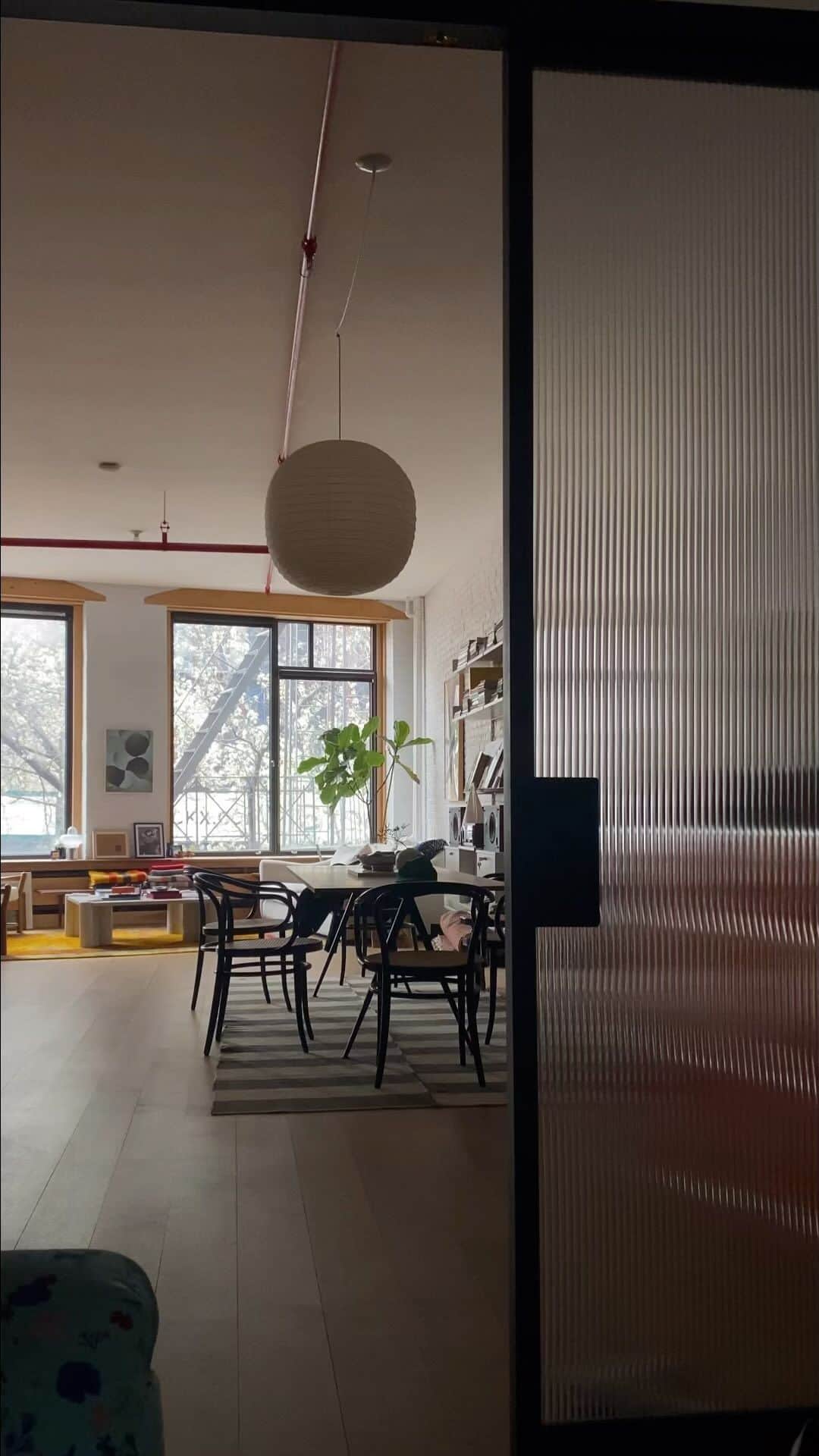 ジャクリーン・ヤブロンスキーのインスタグラム：「The beautiful sound of the dishes being done 🙏🏽」