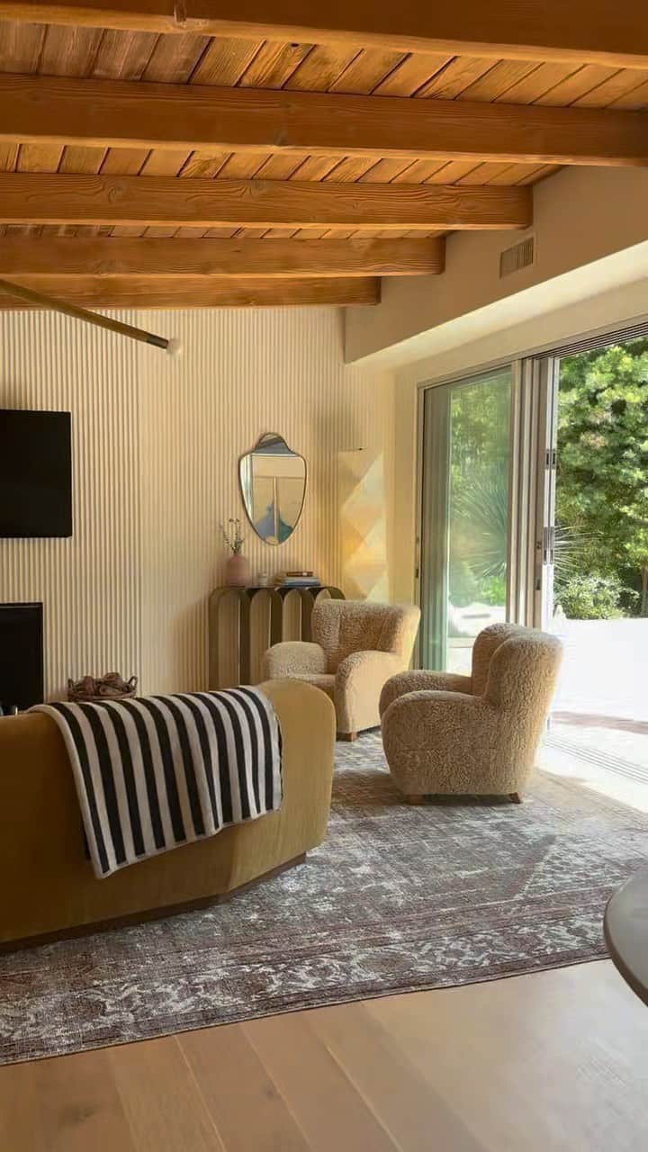 アシュレイ・ティスデイルのインスタグラム：「Sneak peek of my living room @frensheinteriors」