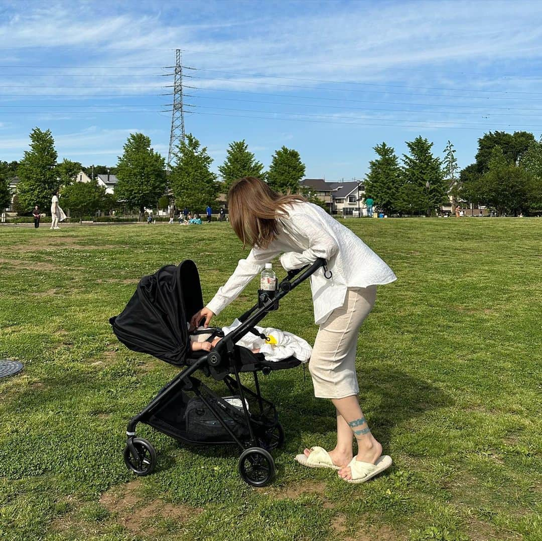 MAOIWATAのインスタグラム：「ご近所公園⛲️の散歩スタイル👶 ベビーカー本当に @cybex_japan 最高♡ 軽いしどこでもいける😙 あと荷物もたくさん入るから 帰りに薬局とかスーパー行く時 本当助かるぅぅ😍❤️！  最初のころ、抱っこ紐で両手に 大荷物で腕ちぎれそうになってたのが 懐かしい、、😭！！ww  りおくんが、 大きくなったらリベルが欲しい🤣♡w  今日は公園でもおりこうさんで その後のスーパーでもお利口だった♡  明日もお出かけやー😙☀️  #ベビーカー選び #ベビーカー #サイベックスメリオカーボン #サイベックス #男の子ママ #赤ちゃんのいる生活 #赤ちゃんのいる暮らし」