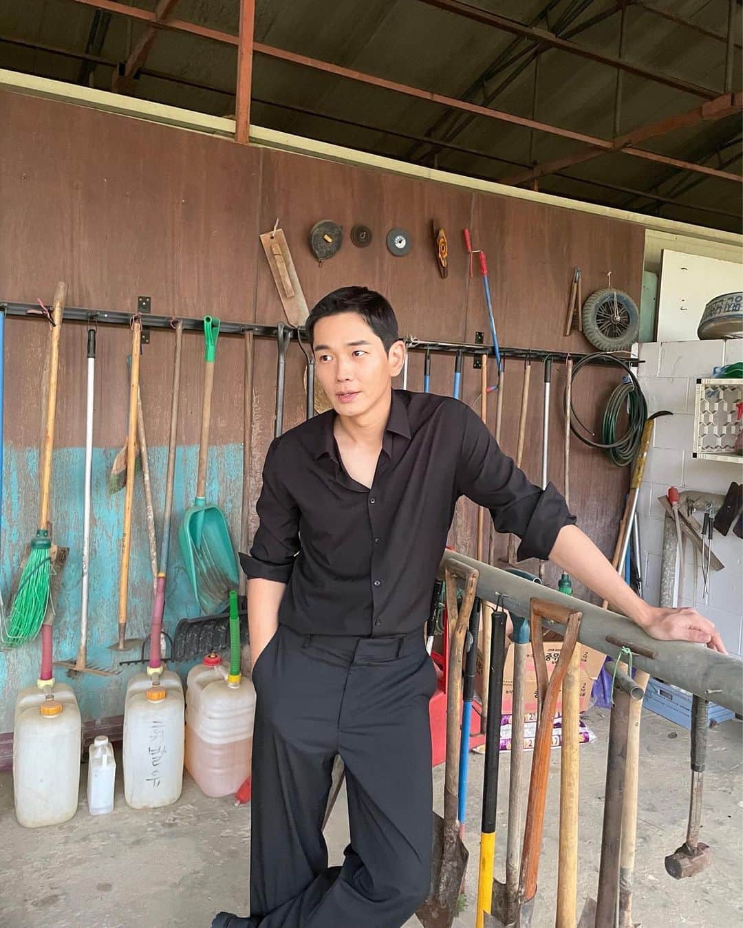 オン・ジュワンのインスタグラム：「#나의훼방일지   농기구 장비 부자😏 촬영 중간엔 이렇게 놀아야 제맛😏」