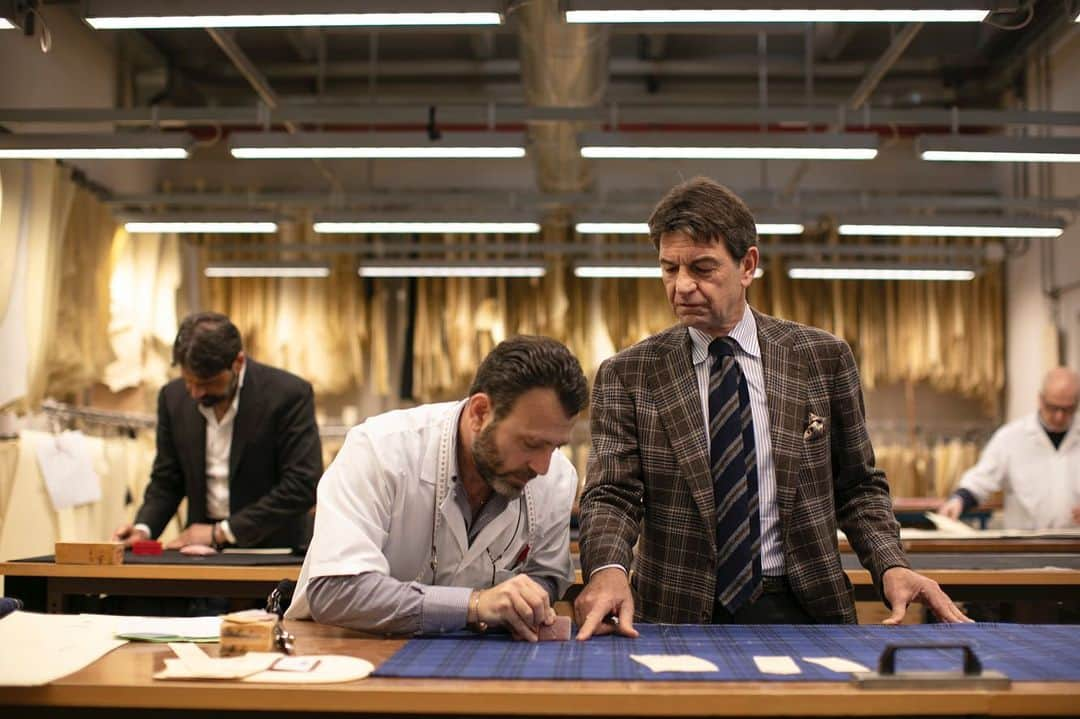 チェザーレ アットリーニのインスタグラム：「Moments of everyday life in our Casalnuovo #sartoria!  Massimiliano Attolini while he is intent on confronting with one of our Master Tailor about the delicate #cutting stage!  Find out more about our unique #knowhow on our web site www.cesareattolini.com . . . #CesareAttolini  #TimelessElegance  #CesareAttoliniNapoli #Attolini #bespoke #sartoria  #tailormade  #tailor #precioushands」