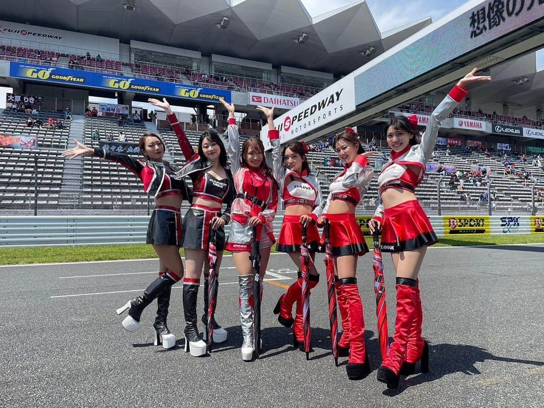 天間晴香さんのインスタグラム写真 - (天間晴香Instagram)「スーパーGT予選日お疲れ様でした！  11号車のQ1は接近したタイムの中で富田選手が突破しバトンを繋ぎました！🏃 Q2はトップとの差が0.3秒差という激戦区の中、石川選手が見事に7番手に割って入ると言う激走🏎🔥で決勝を迎える事になります！🔥  格好良い11号車の応援をよろしくお願いします✨‼️  キレッキレの応援ꉂꉂ📣をみんなでするぞー！  物販も明日お手伝いするので、限定オリジナルグッズをみんなGETしてね！☺️ 購入してくれた方には、私達のサイン入りが…💋  みんな明日暑いと思うから、水分しっかりとっね！ キャンプしてる方は、夜も楽しんで明日応援よろしくお願いします💛  #Supergt #富田竜一郎選手 #石川京侍選手  #塩津佑介選手 #安田裕信選手 #大草りき選手  #SGT2023 #GAINER #ゲイナー #gainertanaxgtr  #PONOSGAINERGTR #モータースポーツが好きな人と繋がりたい  #スーパーGTレースクイーン #GTレースクイーン #天間晴香 #はるちむ #ゲイナージーク #GAINERsieg  #GAINERレースクィーン #GAINERRQ #GAINERレースクイーン #低身長レースクイーン #モータースポーツ #グランドツーリング #低身長GTレースクイーン」5月3日 23時50分 - haruchimu23