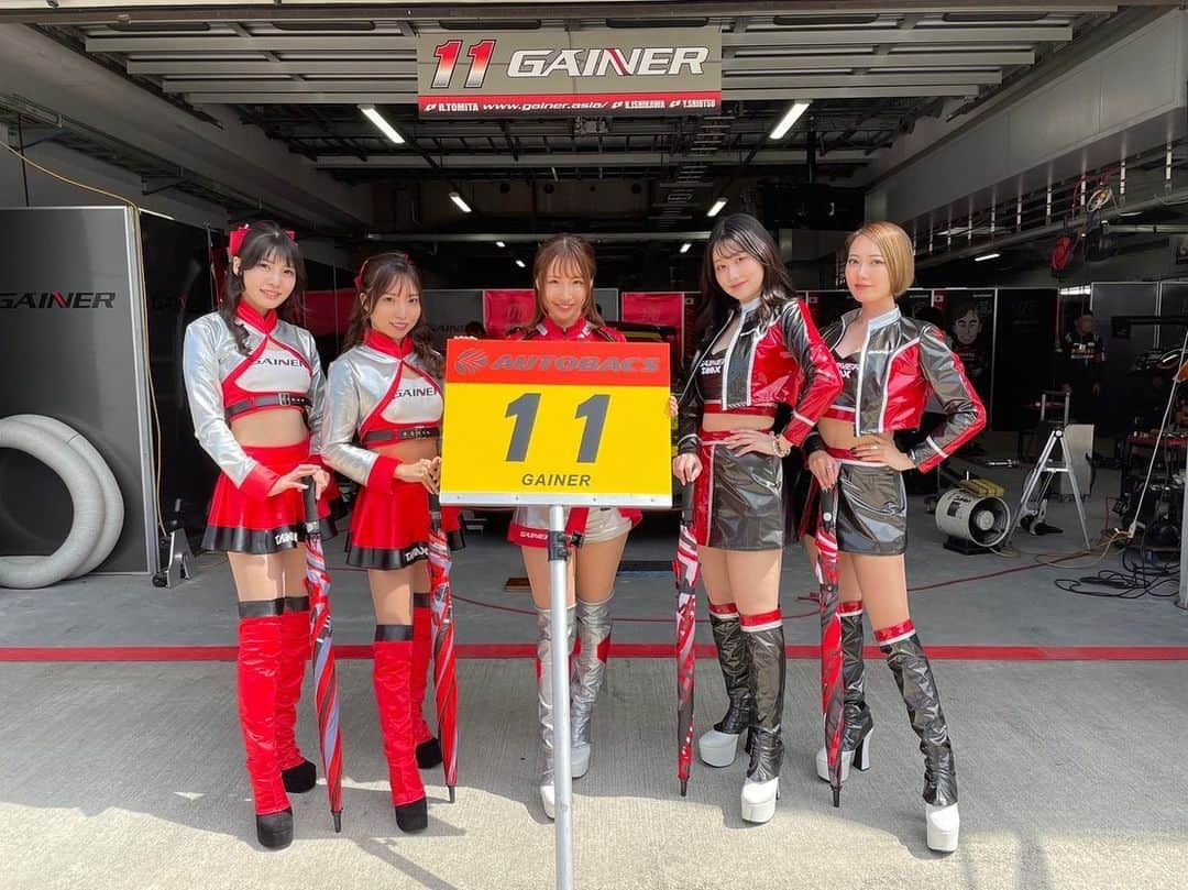 天間晴香さんのインスタグラム写真 - (天間晴香Instagram)「スーパーGT予選日お疲れ様でした！  11号車のQ1は接近したタイムの中で富田選手が突破しバトンを繋ぎました！🏃 Q2はトップとの差が0.3秒差という激戦区の中、石川選手が見事に7番手に割って入ると言う激走🏎🔥で決勝を迎える事になります！🔥  格好良い11号車の応援をよろしくお願いします✨‼️  キレッキレの応援ꉂꉂ📣をみんなでするぞー！  物販も明日お手伝いするので、限定オリジナルグッズをみんなGETしてね！☺️ 購入してくれた方には、私達のサイン入りが…💋  みんな明日暑いと思うから、水分しっかりとっね！ キャンプしてる方は、夜も楽しんで明日応援よろしくお願いします💛  #Supergt #富田竜一郎選手 #石川京侍選手  #塩津佑介選手 #安田裕信選手 #大草りき選手  #SGT2023 #GAINER #ゲイナー #gainertanaxgtr  #PONOSGAINERGTR #モータースポーツが好きな人と繋がりたい  #スーパーGTレースクイーン #GTレースクイーン #天間晴香 #はるちむ #ゲイナージーク #GAINERsieg  #GAINERレースクィーン #GAINERRQ #GAINERレースクイーン #低身長レースクイーン #モータースポーツ #グランドツーリング #低身長GTレースクイーン」5月3日 23時50分 - haruchimu23