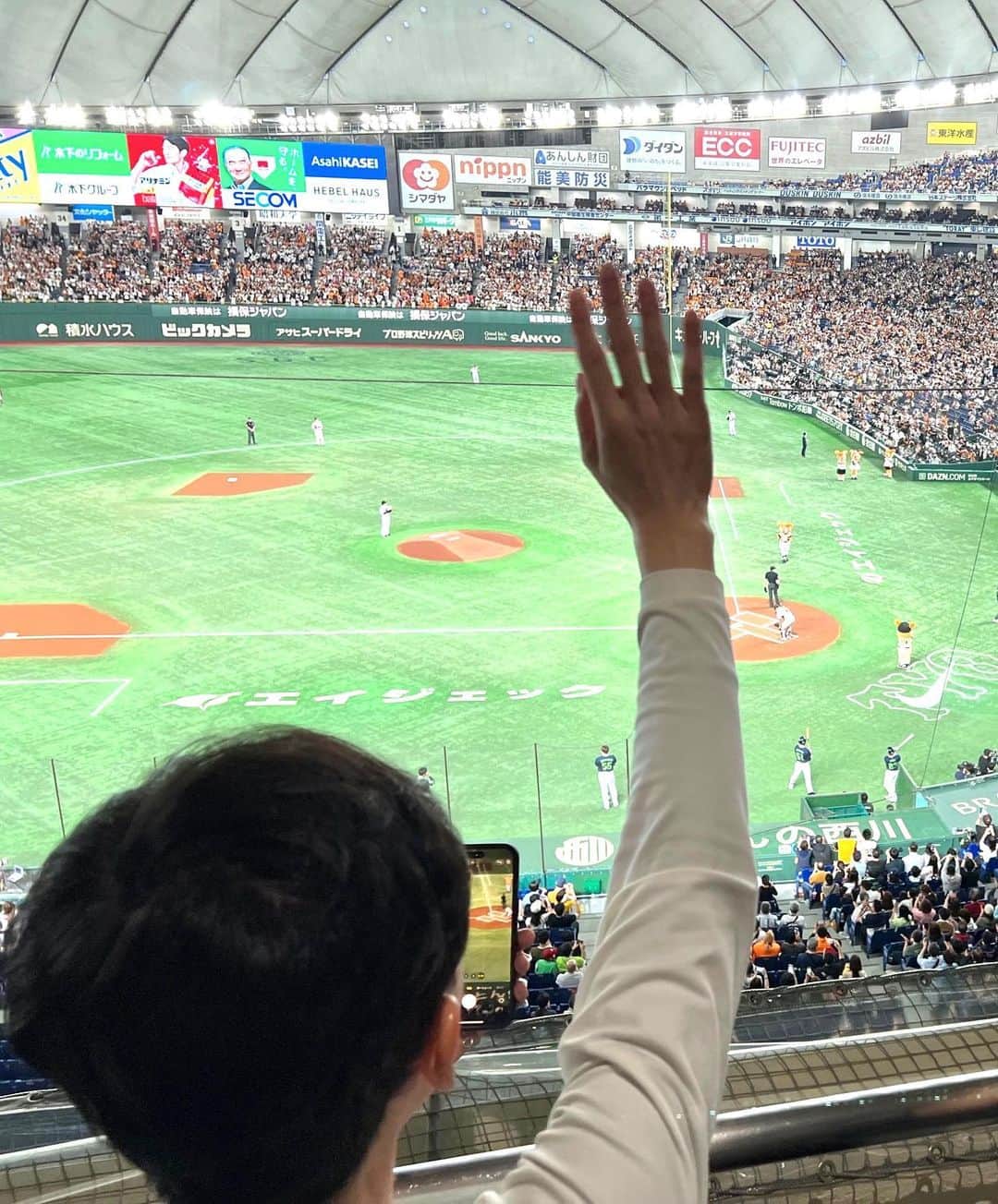 南原清隆さんのインスタグラム写真 - (南原清隆Instagram)「“マセキの野球好き”が集まりジャイアンツ対 ヤクルトのプロ野球観戦をしました。 日本テレビさんにご招待していただき、 マセキの野球好き４人が東京ドームのとても良い席で観戦しました。 （実はこのメンバーで揃うのは仕事でもプライベートでも初めてでした） ヤクルトファンの哲ちゃんは勝ちを確信してお代わりのピザを食べ始めたら、岡本選手にホールランを打たれてしまいました。 「ヤバい！俺が余計に頼んで食べたからだ」とピザにソースをかけながら言いました。 そして最後はヤクルトがジャイアンツに逆転負けされました。 「ヤバい！俺が途中、ミスした選手を笑ったから逆転された」と傘を畳んだトトロがまた最後のピザを食べながら言いました。  なんだかんだありましたが、とても楽しい夜でした。 ありがとうございました。  #出川哲朗」5月3日 23時53分 - nanchan_official_