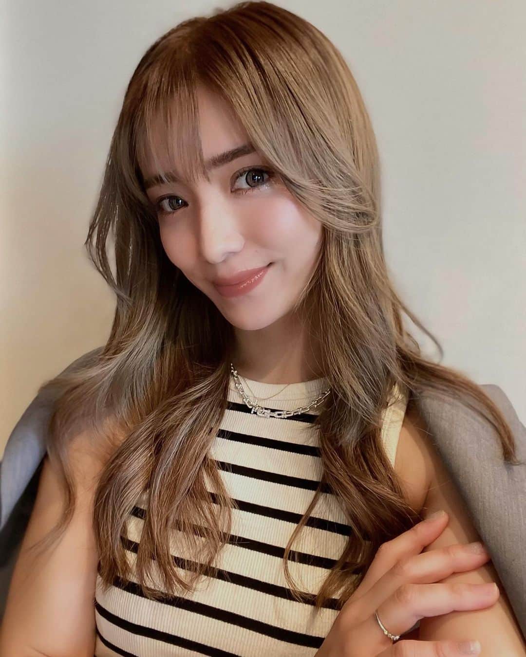 谷口紗耶香のインスタグラム：「イメチェ〜ン✌︎ GWやし、自分にかけれる時間も少し増やせるなってことで long hairにしてきた🩵  @lapis_takumi  いつもありがとうございますッ🫡  連休中は目覚まし無しで寝れる日々。あぁなんて幸せ。笑  🫠  #4児ママ  #japanese #」
