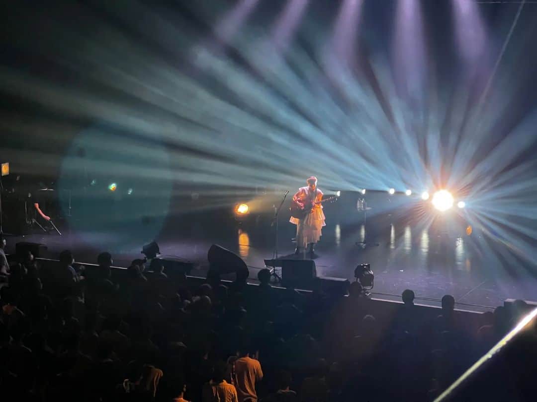 のインスタグラム：「Zepp Nagoya💙 アコギッシモ名古屋、Zepp史上最少人数で臨んだのではないか、という、ひとりひとりがトッププロの心強いスタッフのみなさまと合流し、おかげさまで最高の公演にすることができました✨ 八木ちゃんも安心したよう😂ひとりでいつもぜんぶやってくれてありがとう😌✨  そして、お客さんがすごかった✨1曲目から一体感が出てたし、あったかいし、楽しいし、幸せな時間をありがとう😊❤️  「2月14日 feat.川崎おたけ」大きな声で歌ってくれて、振付まで考えてきてくれたという心意気に拍手👏おたけさんありがとう！  さぁ！ アコギッシモ大阪ではどんな景色がみれるのか、とても楽しみだ🤗  #アコギッシモ #名古屋 #miwa #nagoya #acoguissimo5  #次は #大阪 #Osaka」
