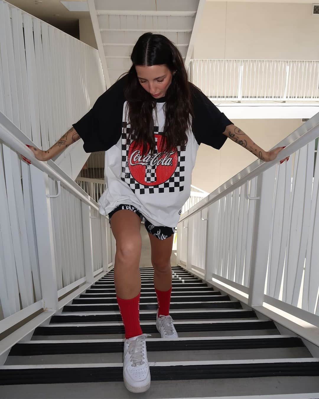 エアロポステールのインスタグラム：「Taste the freshness in limited-edition #AeroCocaCola merch ❤️ did we mention? The majority of the collection is gender-free! #WearAero」