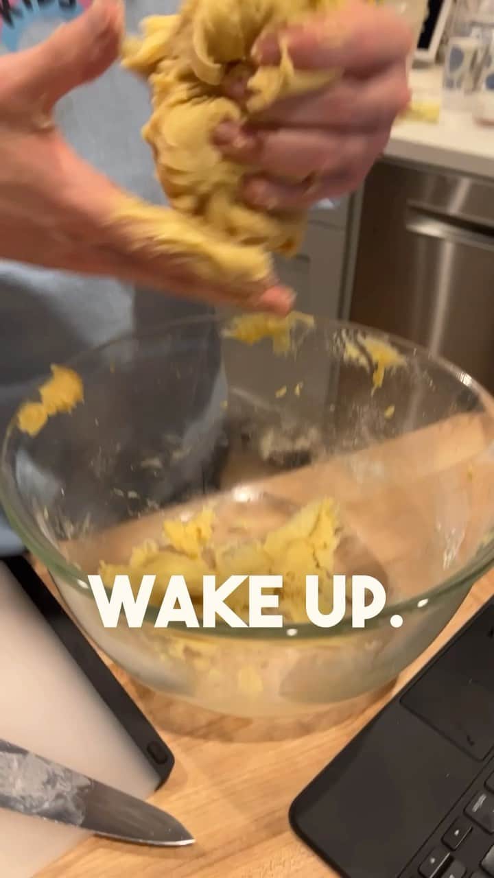 アダム・リッポンのインスタグラム：「How a REAL chef activates their yeast」