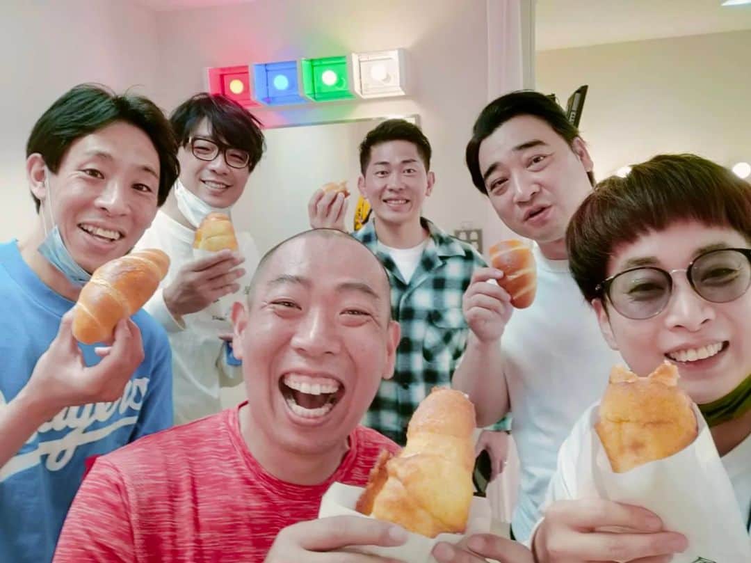 のインスタグラム：「『塩パン&塩メロンパン』  今日は出張ルミネザよしもとで、銀座ブロッサムホールでネタ出番をいただきました！  出番の合間に銀座で有名な元祖塩パン 「パン・メゾン」さんに焼きたてのパンを買いにいきました！  塩パンはもちろん美味しかったのですが、焼きたての塩メロンパンの美味しさに衝撃でした！  #銀座#銀座ブロッサム#出張ルミネtheよしもと#塩パン#パンメゾン#塩メロンパン#レギュラー松本#あるある探検隊#gw」