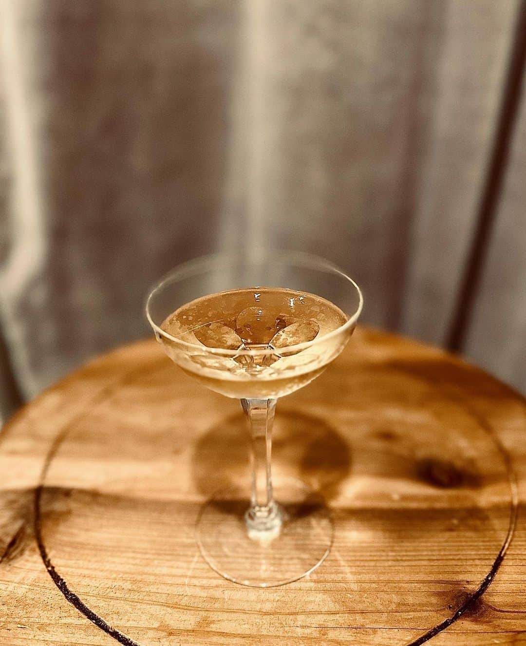 のインスタグラム：「今日の一杯。  最近カクテルの本を買ったので、おうちカクテルが捗る今日この頃。  ウイスキー、ドライベルモット、スイートベルモット、アンゴスチュラビターズ、レモンピールを使う  『アフィニティー』  親しい関係、を示す言葉とのこと。  友達が来た時にドヤ顔で出してみるのも良いかも。  華やかで甘さ控えめ、飲みやすいので注意ですね。  今日も一日お疲れ様でした。  #おうちカクテル #ベルモットを消費したい #ビターズも揃えたけどなかなか減らない #1ダッシュずつですから #温度管理大事 #声優 #KENN」