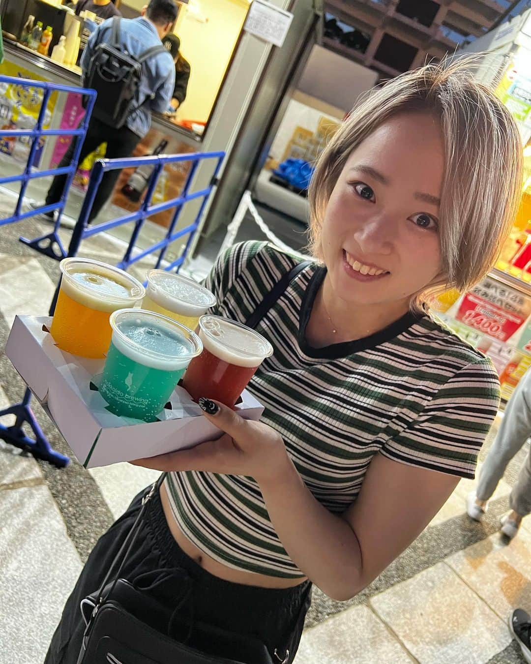 平岩優奈のインスタグラム：「餃子フェス🥟行ってきたけど餃子の写真撮るの忘れた🤣  ビール飲み比べ🍺 1人で全部飲み干しました…笑  夜はまだ寒い😬」