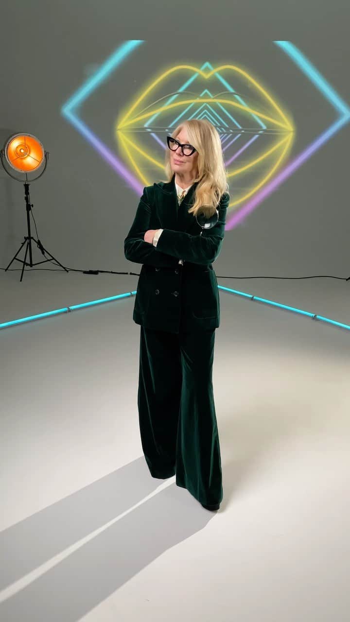 ValGarlandのインスタグラム：「Well, Helloooooo @TikTok 👋🏻👋🏻👋🏻👋🏻  Ready to Ding Dong? For for all things conflab find me on @thevalgarland  #ValGarland」