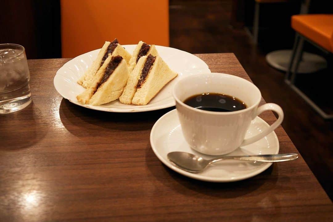 平岡佐智男さんのインスタグラム写真 - (平岡佐智男Instagram)「名古屋の思い出。新幹線乗る前に、15分あったので喫茶店入りました。 喫茶リッチさん。 名古屋ということであんトースト食べたかったけど、15分は短かった。タイムを競ってるように食べ、一瞬で店を後に。 注文してから提供されるまでの時間がありますので、皆さんは無茶しないようにしてくださいませ。  #名古屋喫茶店 #あんトースト #喫茶店 #名古屋グルメ #名古屋駅 #名古屋スイーツ #名古屋 #コーヒー #nagoyacafe  #ricohgr3 #ricoh #gr3 #photo #photography #snap #snapshot」5月10日 20時00分 - sachio_coffeeforme