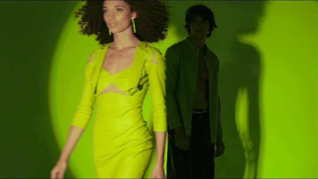 ジトロワのインスタグラム：「PRAIRIE GREEN LEATHER | featuring our ‘Minoray’ multicolor dress, ‘Wander’ shirt, ‘Dominique’ simple dress, ‘Trinity’ belt, ‘Tease’ dress, ‘Sugar’ short shirt dress, ‘Bandeau’ crop tp, ‘Panteros’ skirt in stretch leather #Jitrois  thanks @maydilion @charles.leto @heloise_giraud Song @calistakazuko @scratchclart」