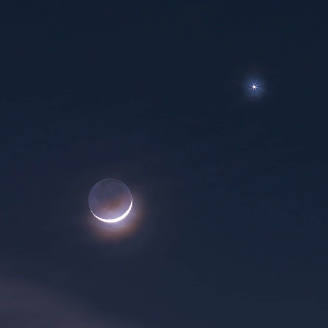 KAGAYAさんのインスタグラム写真 - (KAGAYAInstagram)「5月のお勧め天文現象(すべて肉眼でOK) ▶5/6 満月（半影月食） ▶5/12-15 宵に宇宙ステーションが見える ▶5/14未明 月と土星が近づいて見える ▶5/22夕暮 西空に三日月と金星が見える ▶5/23夕暮〜宵 細い月と金星が近づいて見える ▶5/27-31 宵に宇宙ステーションが見える 写真は以前の月と金星です。  #moon #星空」5月4日 0時19分 - kagaya11949