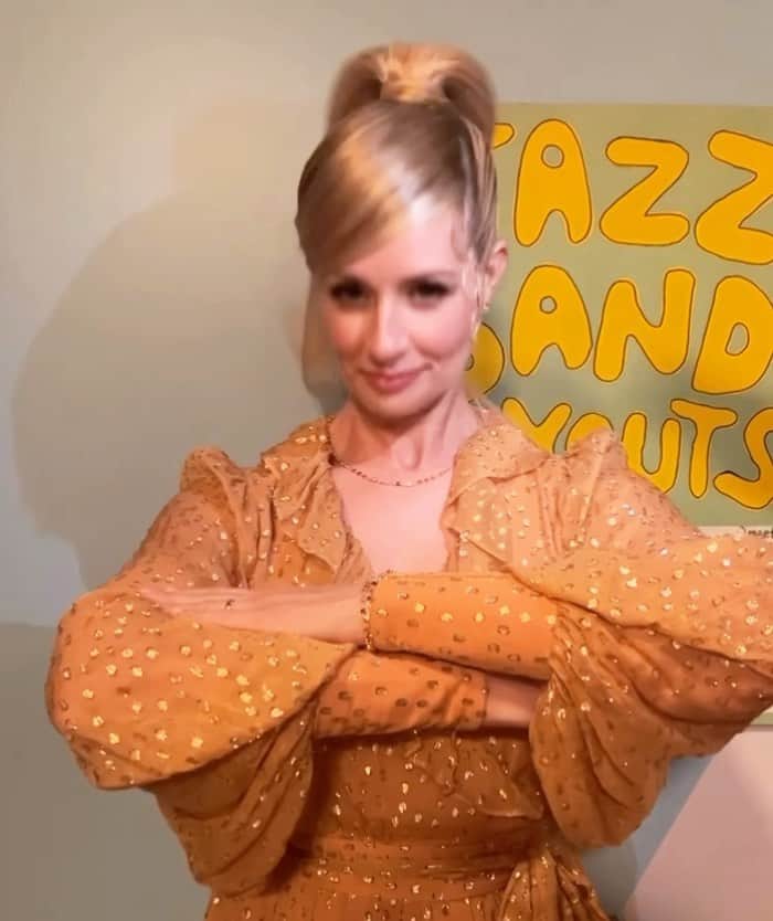 ベス・ベアーズのインスタグラム：「I'm game for a reboot? #iDreamofGEMMA ? Catch up on the latest ep of @theneighborhood on @paramountplus to see why I have baby hair.... #idreamofjeannie   @pixleypecaire @jillcady_makeup」