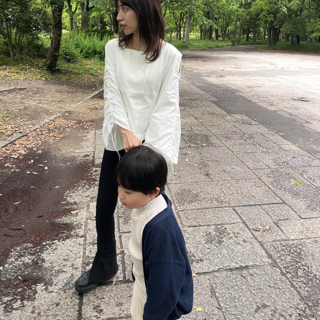 山﨑さおりさんのインスタグラム写真 - (山﨑さおりInstagram)「🌿 公園dayでも着たかった1枚でサマになり過ぎる @lpdgem.official 🕊 着心地も良くてTPO広め🥺  #muuootd #lapeaudegem」5月4日 0時23分 - saori_emunjewelry