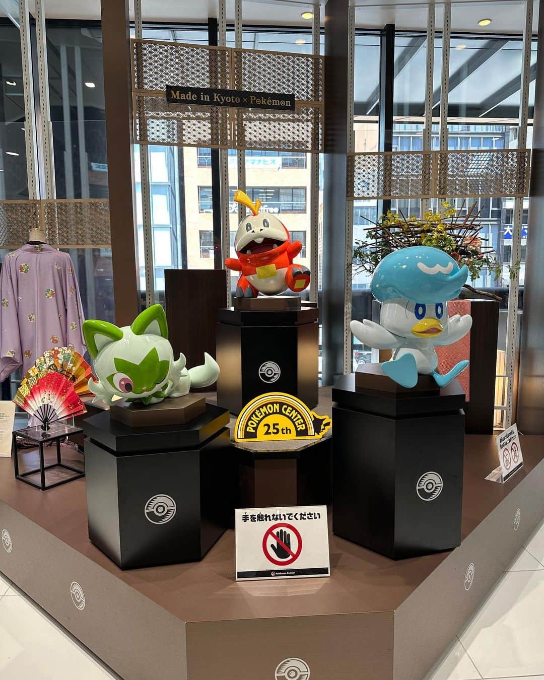 マキろんさんのインスタグラム写真 - (マキろんInstagram)「#ポケモンセンターキョウト GWの旅行中2日連続でポケセンへ❗️ポケセンカードや、グッズがたくさんあってポケモンの聖地だけれど、すごく混み合っててUSJかと思うくらいだったよ😭 こういう祝日みたいなときに 行くと大変な目に合うねwww  I went on a trip to Kyoto during Golden Week I've been to the Pokémon Center for two days in a row It was a wonderful place with a lot of pokemoncards and pokemongoods But it was very crowded  #pokemoncenterkyoto   🌸🗻🌈✨ 🌸🗻🌈✨  #京都観光 #kyototrip  #gw旅行 #gwの過ごし方  #令和のアラフィフ#山内智恵 #波動を上げる方法  #引き寄せの法則実践中」5月4日 0時29分 - chieyamauchi