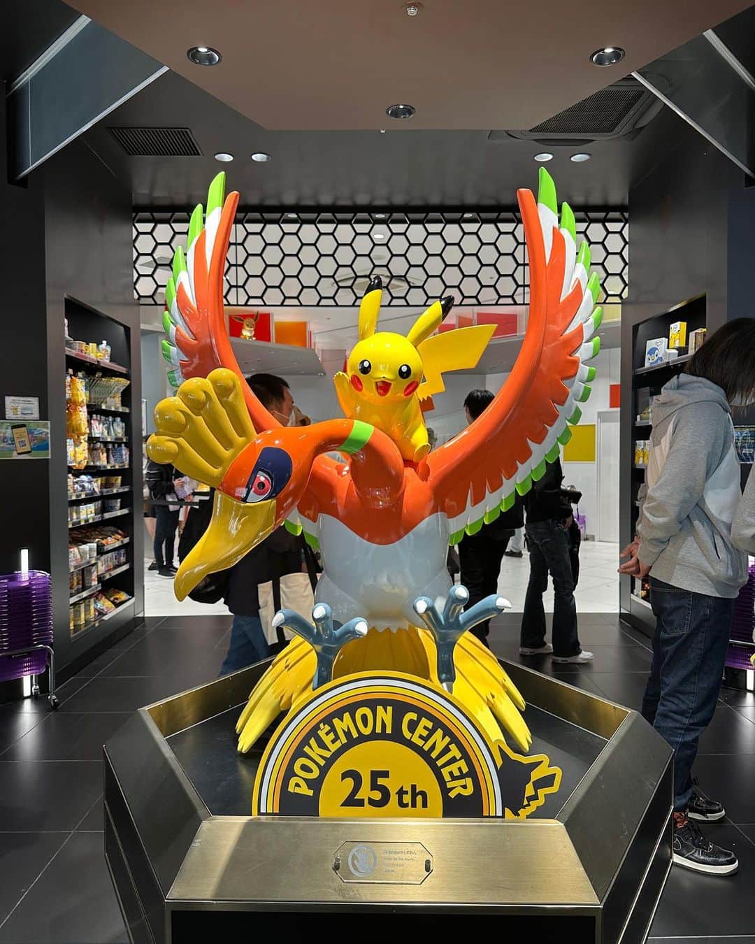 マキろんさんのインスタグラム写真 - (マキろんInstagram)「#ポケモンセンターキョウト GWの旅行中2日連続でポケセンへ❗️ポケセンカードや、グッズがたくさんあってポケモンの聖地だけれど、すごく混み合っててUSJかと思うくらいだったよ😭 こういう祝日みたいなときに 行くと大変な目に合うねwww  I went on a trip to Kyoto during Golden Week I've been to the Pokémon Center for two days in a row It was a wonderful place with a lot of pokemoncards and pokemongoods But it was very crowded  #pokemoncenterkyoto   🌸🗻🌈✨ 🌸🗻🌈✨  #京都観光 #kyototrip  #gw旅行 #gwの過ごし方  #令和のアラフィフ#山内智恵 #波動を上げる方法  #引き寄せの法則実践中」5月4日 0時29分 - chieyamauchi