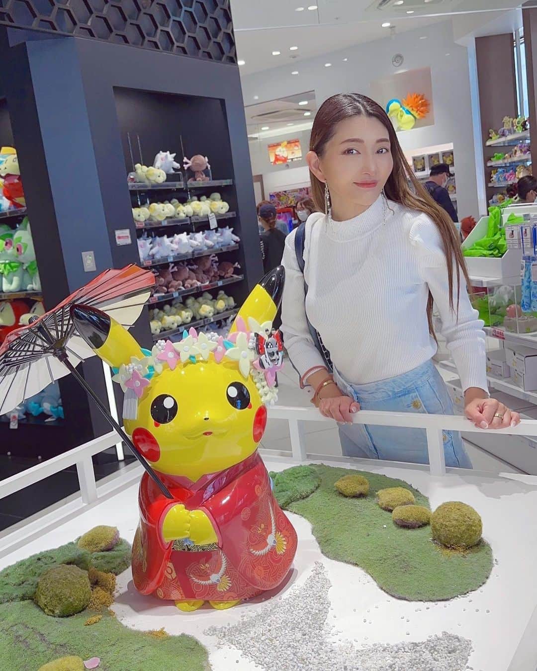 マキろんのインスタグラム：「#ポケモンセンターキョウト GWの旅行中2日連続でポケセンへ❗️ポケセンカードや、グッズがたくさんあってポケモンの聖地だけれど、すごく混み合っててUSJかと思うくらいだったよ😭 こういう祝日みたいなときに 行くと大変な目に合うねwww  I went on a trip to Kyoto during Golden Week I've been to the Pokémon Center for two days in a row It was a wonderful place with a lot of pokemoncards and pokemongoods But it was very crowded  #pokemoncenterkyoto   🌸🗻🌈✨ 🌸🗻🌈✨  #京都観光 #kyototrip  #gw旅行 #gwの過ごし方  #令和のアラフィフ#山内智恵 #波動を上げる方法  #引き寄せの法則実践中」