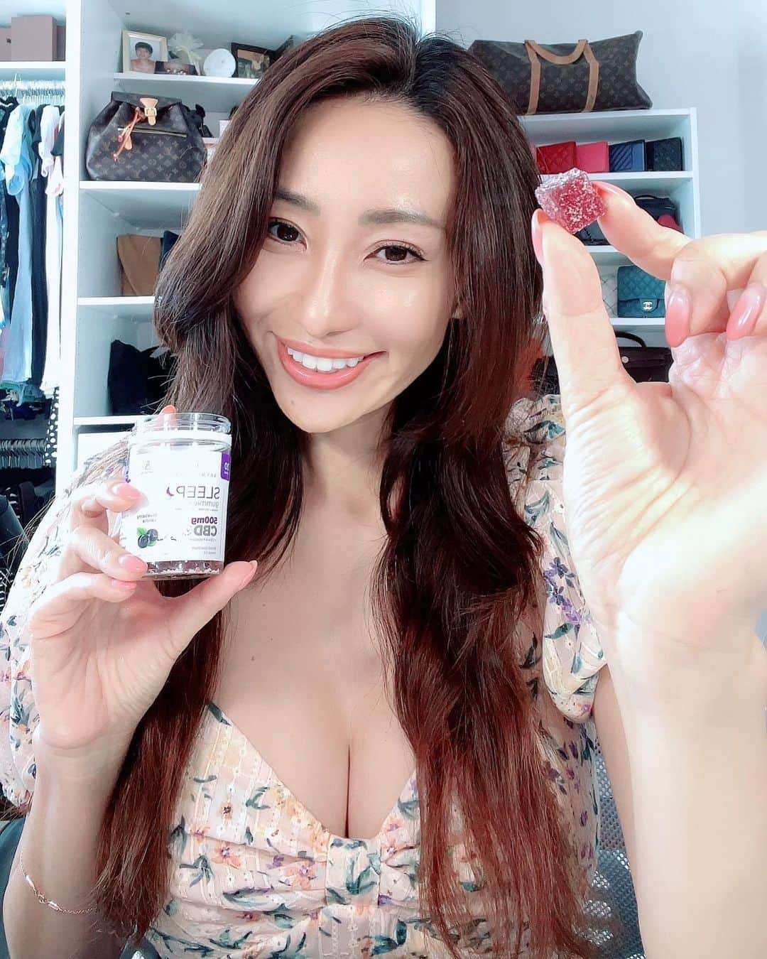 春名愛海さんのインスタグラム写真 - (春名愛海Instagram)「Since I have been having difficult time sleeping these days I decided to try out the @skywellness_ sleep CBD gummies. they are THC, Gluten and GMO free as well. I’m so happy to say that I’ve been taking them for about 2weeks now and I definitely feel more rested in the morning ! Which is super rare because I am very light sleeper and also have difficult time going back to sleep if I wake up in the middle of night. but because this helps me to be in deeper sleep than usual I wake up in the morning feeling much better❤︎ I can’t believe I didn’t try them before❤︎ . . . #CBD #sleep #sleepaid #insomniac #insomia #sleepy #sleeping #sleepbetter #sleeptips #vitamins #california #mom #boymom #momlife #バイリンガル　#英語 #海外在住 #海外在住日本人 #海外在住ママ #カリフォルニア生活 #ロサンゼルス #アメリカ在住 #カリフォルニアスタイル」5月4日 0時30分 - amiharuna